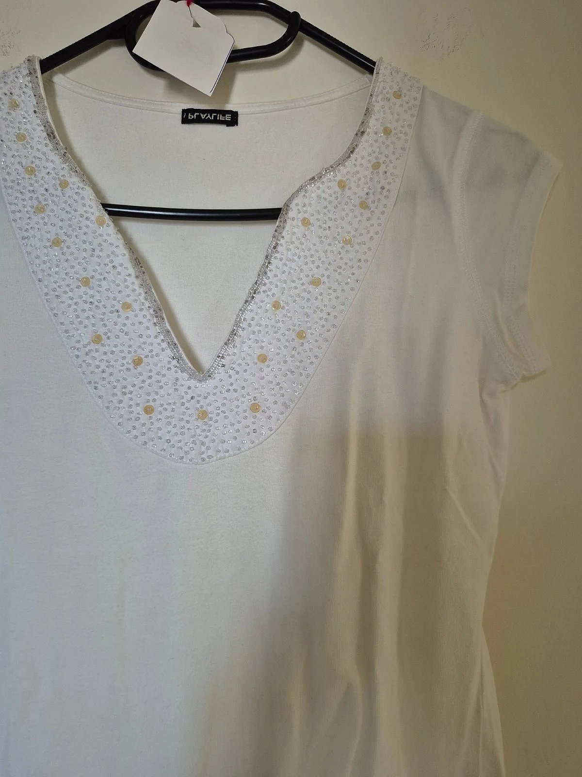 Camiseta blanca con cuello en V y adornos de abalorios, foto 2