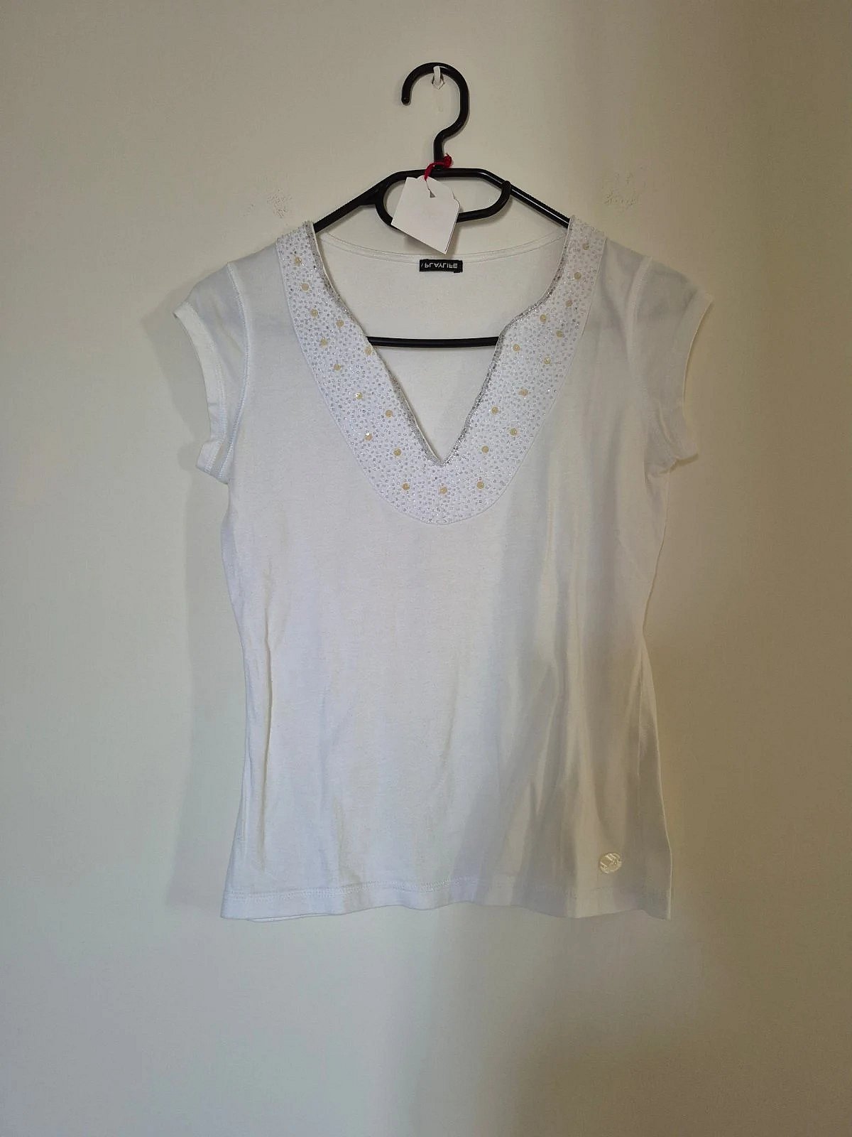 Camiseta blanca con cuello en V y adornos de abalorios, foto 3