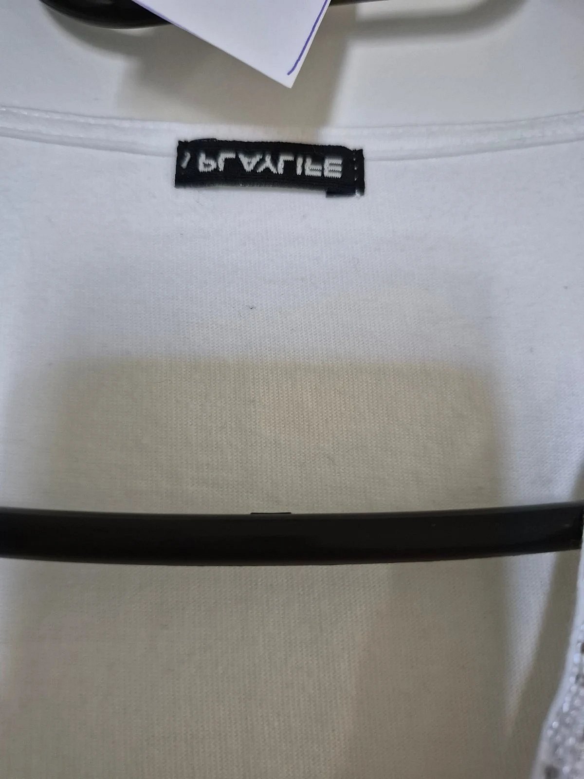 Camiseta blanca con cuello en V y adornos de abalorios, foto 4