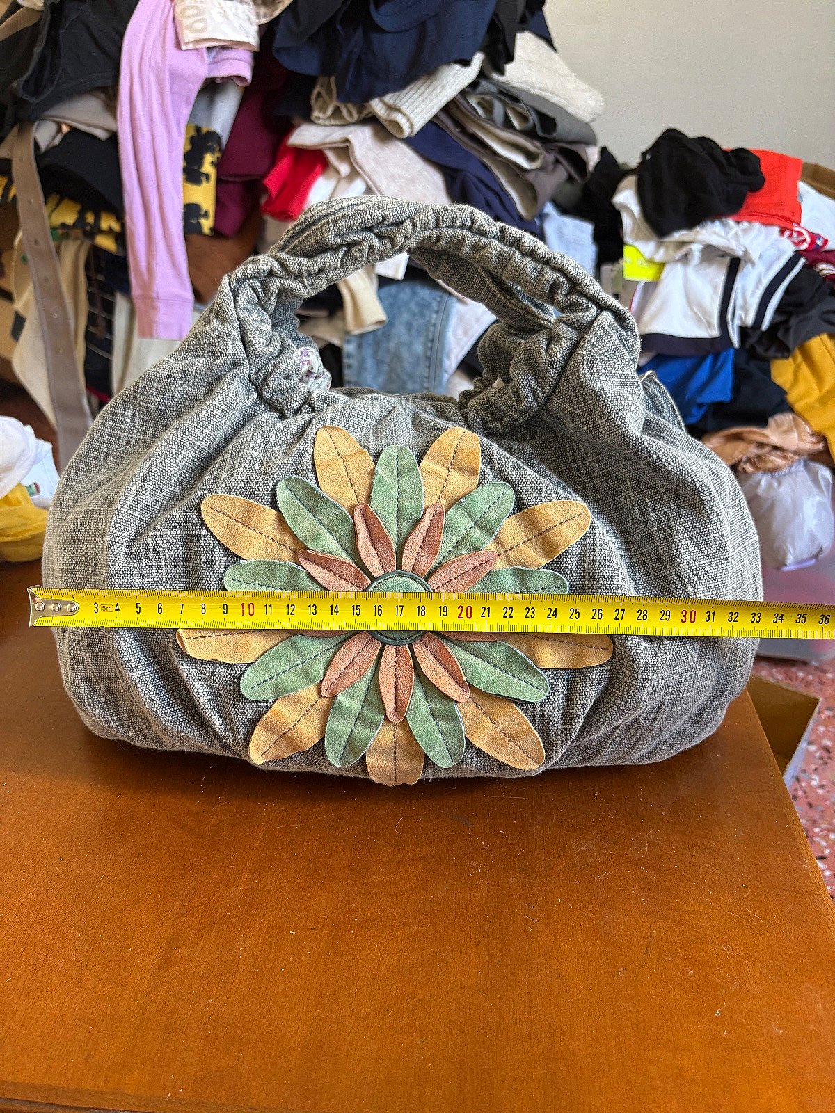 Grey linen handbag with flower - photo 5