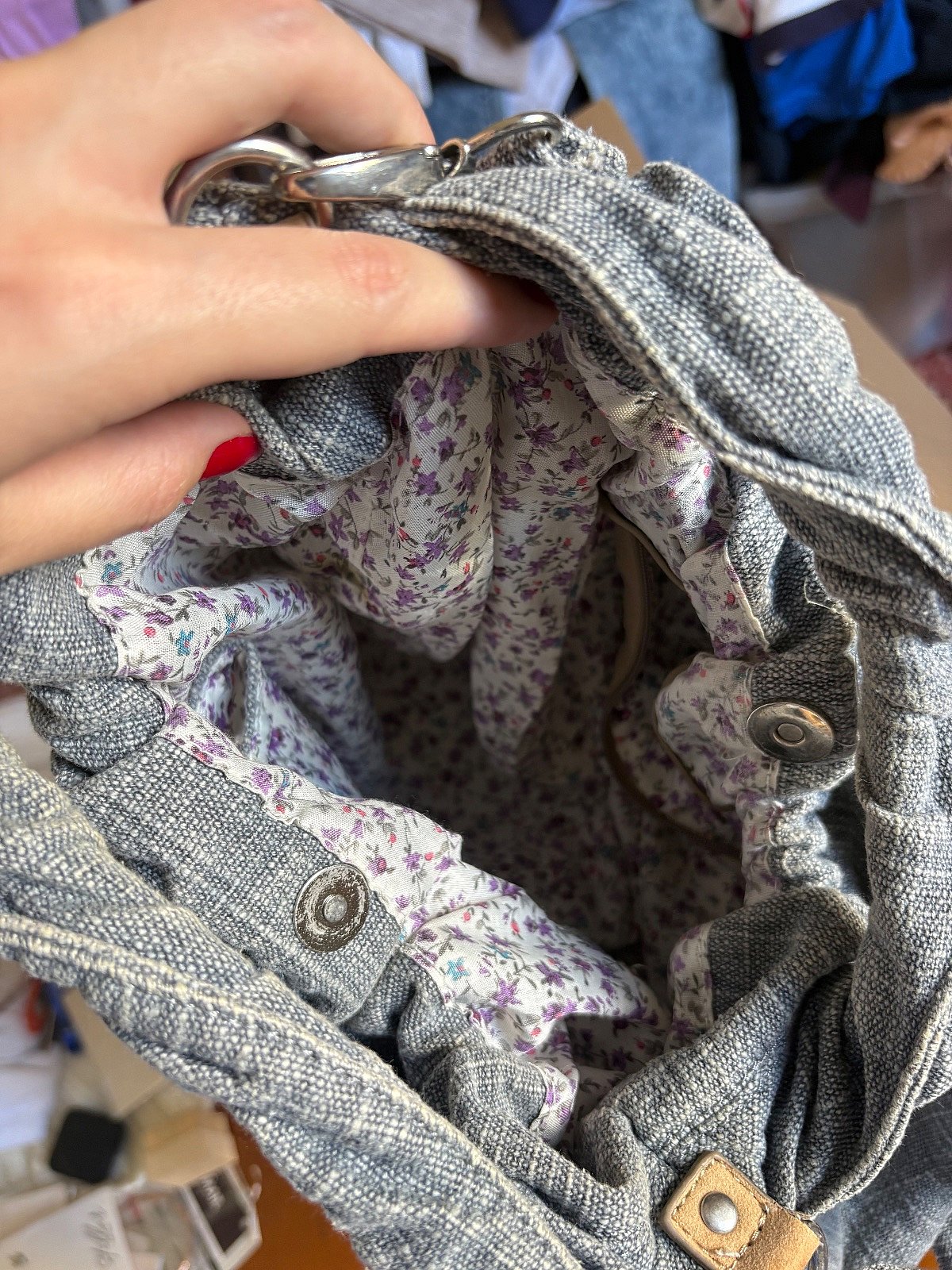 Grey linen handbag with flower - photo 4