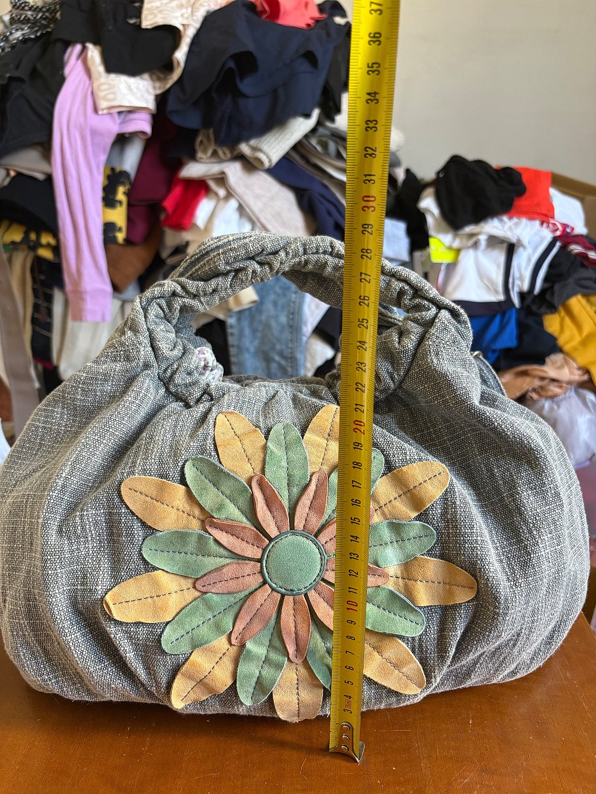 Grey linen handbag with flower - photo 6