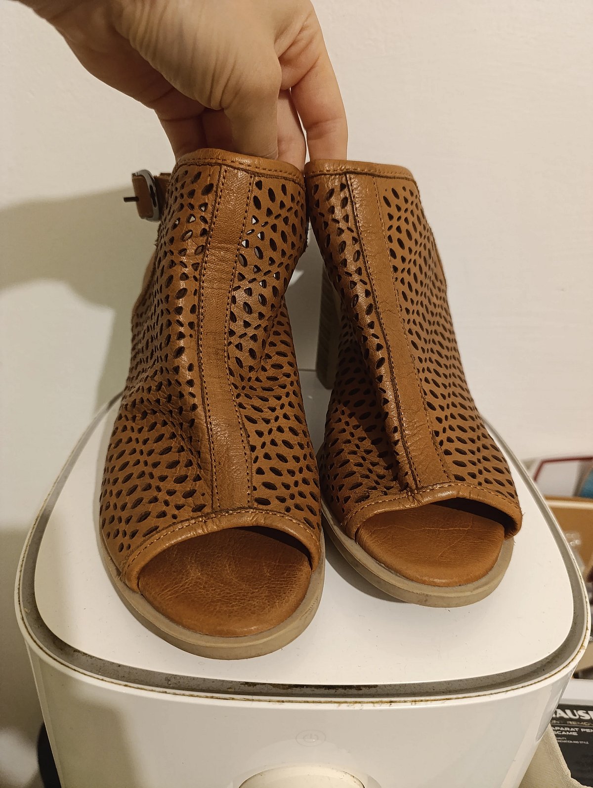 Tan leather laser-cut sandals, photo 2