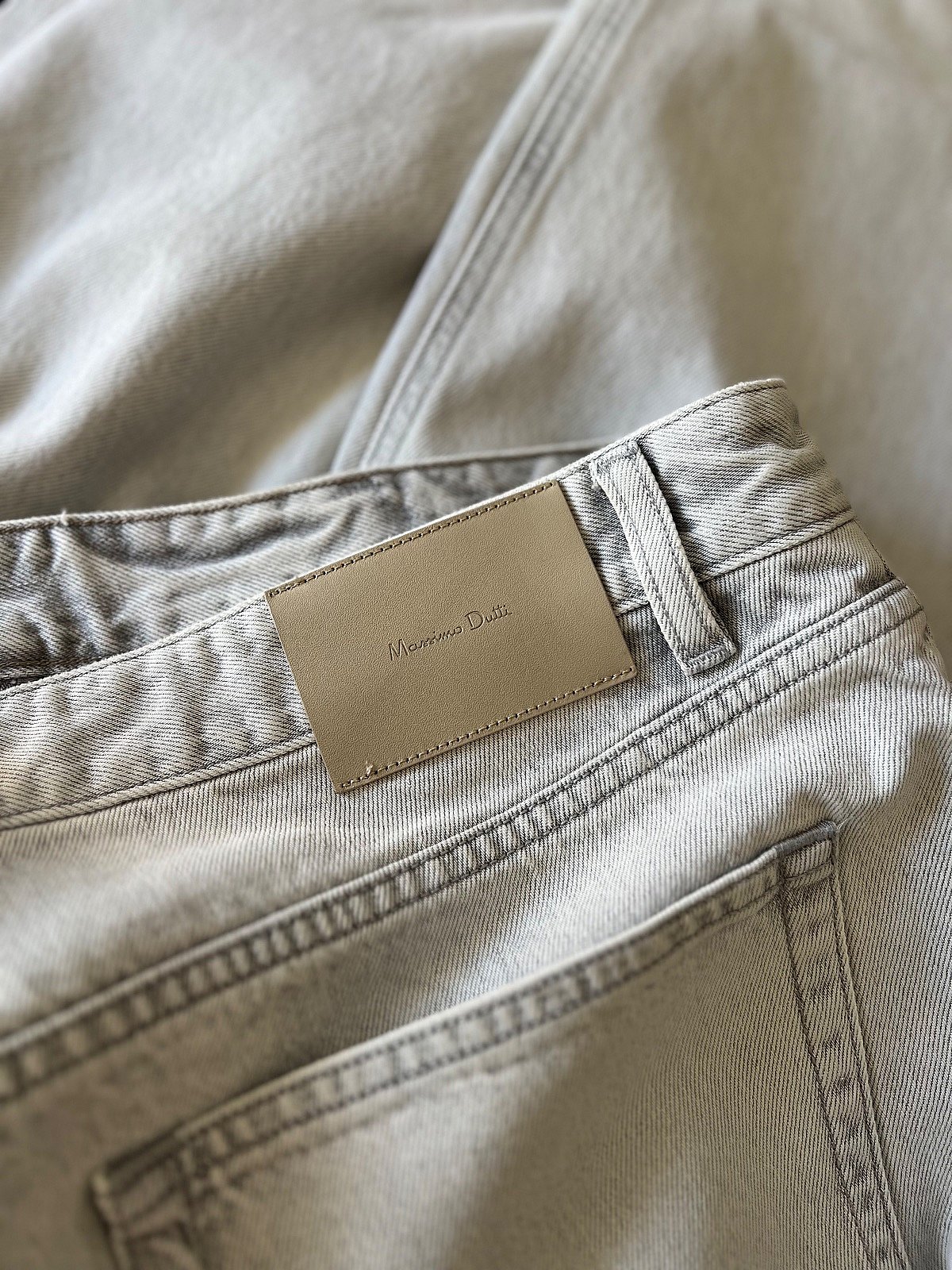 Massimo Dutti – Vaqueros de corte relajado | Gris claro | Talla EUR 46 / SIN USAR, foto 3