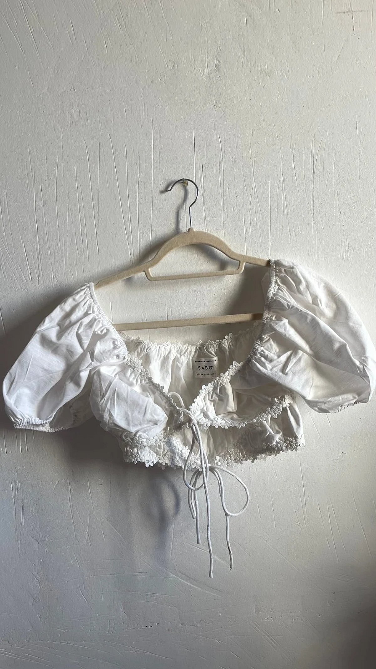 Gonna Sabo con top bianco in pizzo con aperture, foto 2
