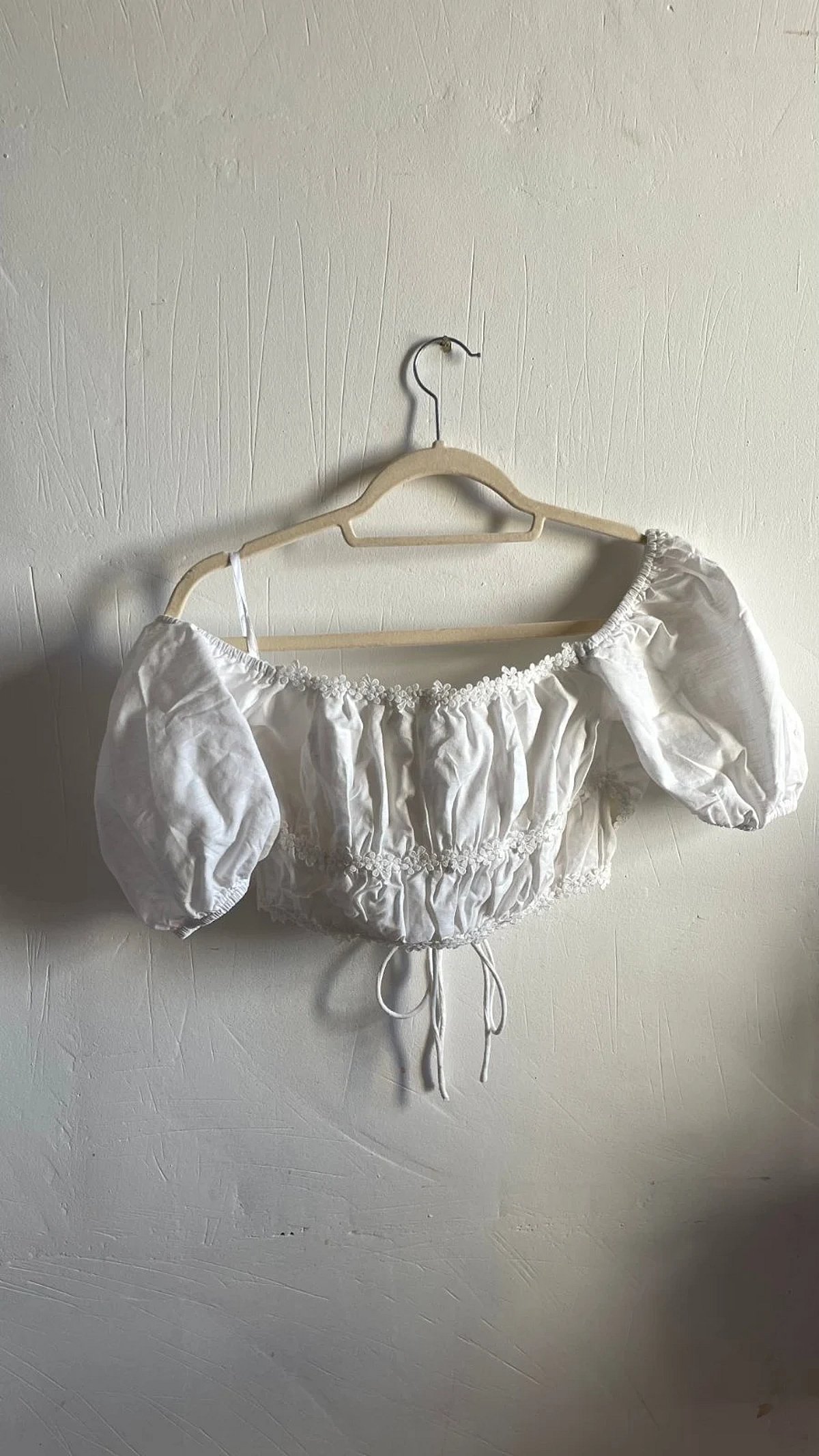 Gonna Sabo con top bianco in pizzo con aperture, foto 4
