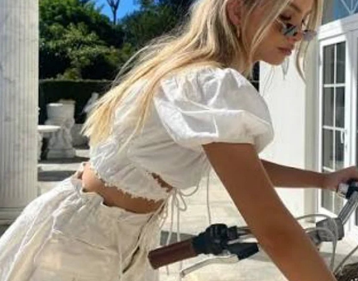 Gonna Sabo con top bianco in pizzo con aperture, foto 5