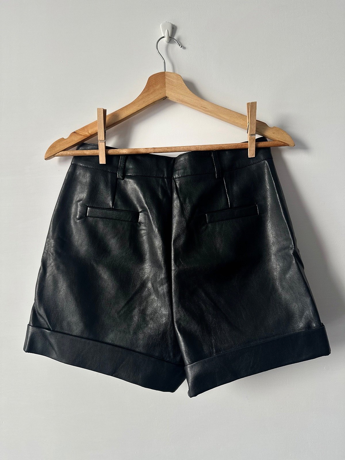 Black faux leather shorts, photo 2