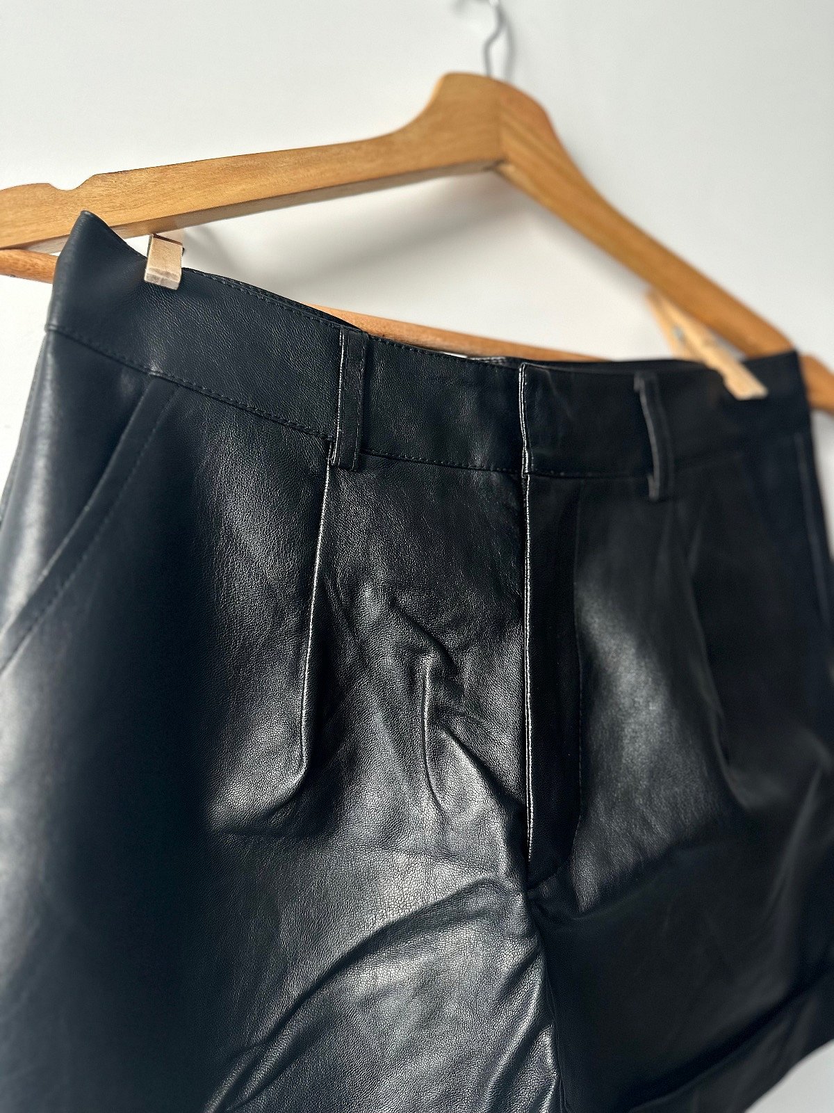 Black faux leather shorts, photo 3
