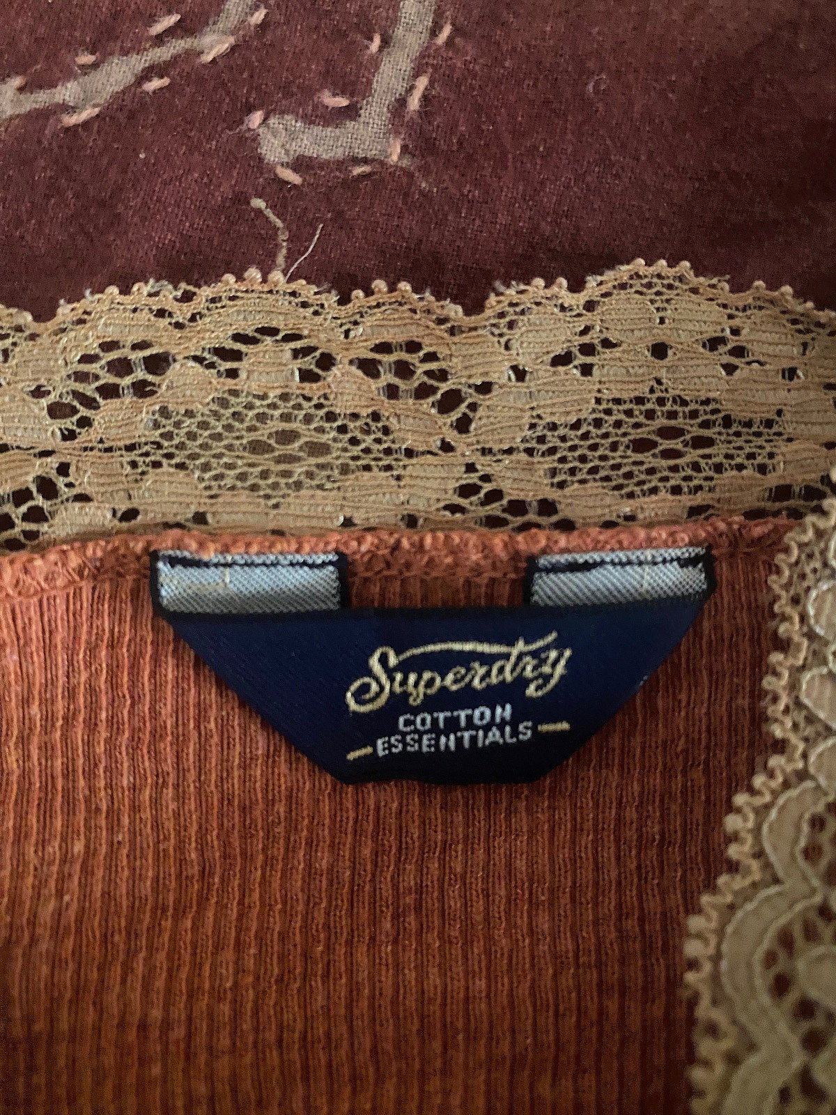 Top de tirantes con encaje y canalé de Superdry en naranja/salmón, foto 7