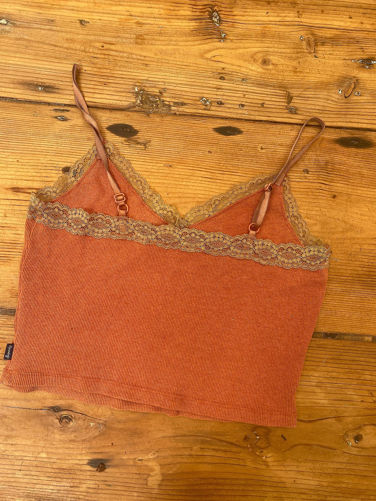 Top de tirantes con encaje y canalé de Superdry en naranja/salmón, foto 5