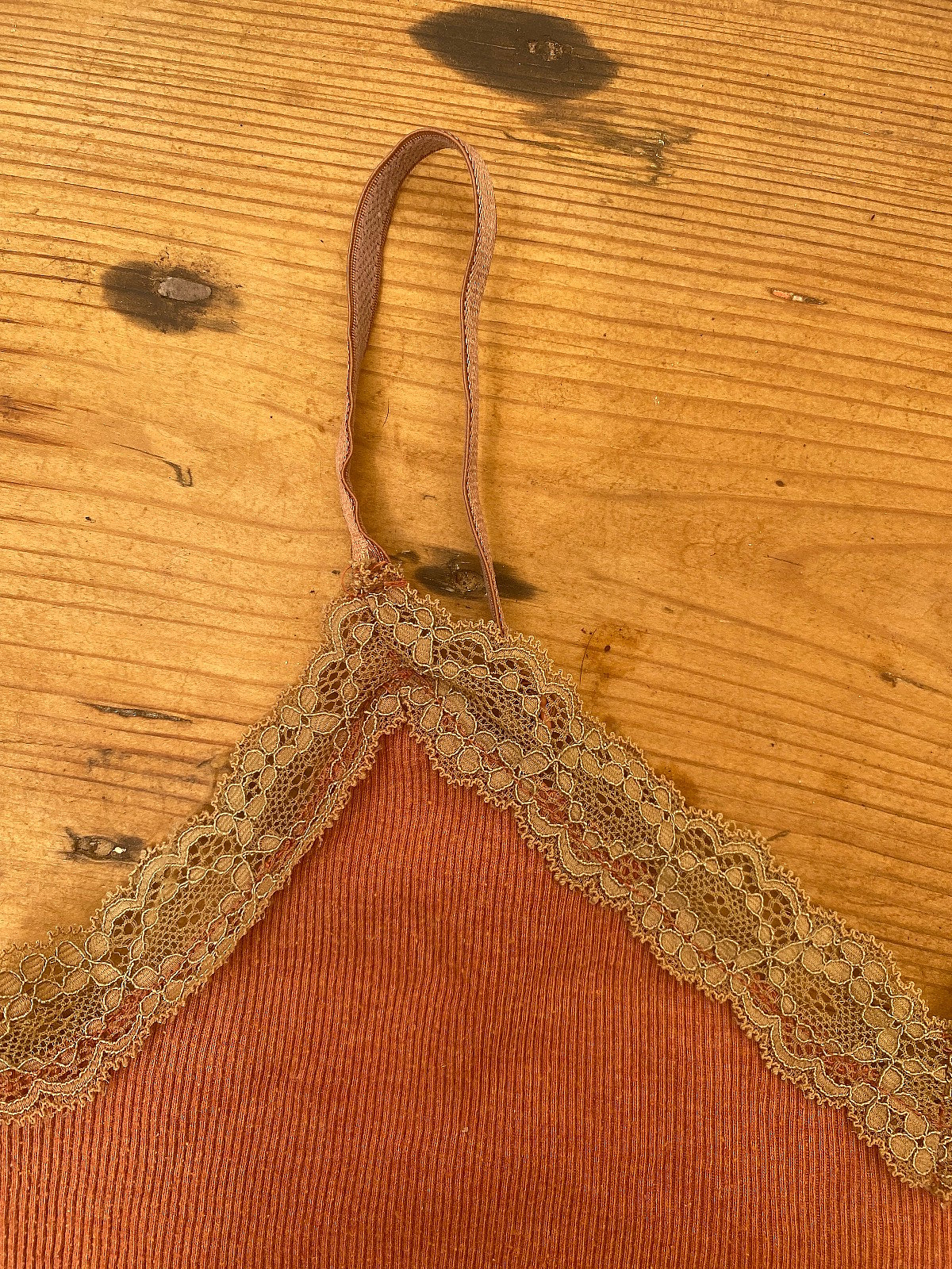 Top de tirantes con encaje y canalé de Superdry en naranja/salmón, foto 3