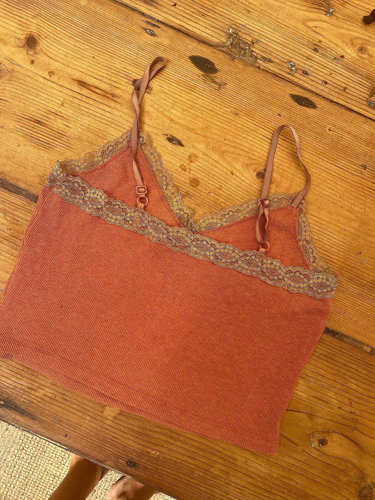 Top de tirantes con encaje y canalé de Superdry en naranja/salmón, foto 4