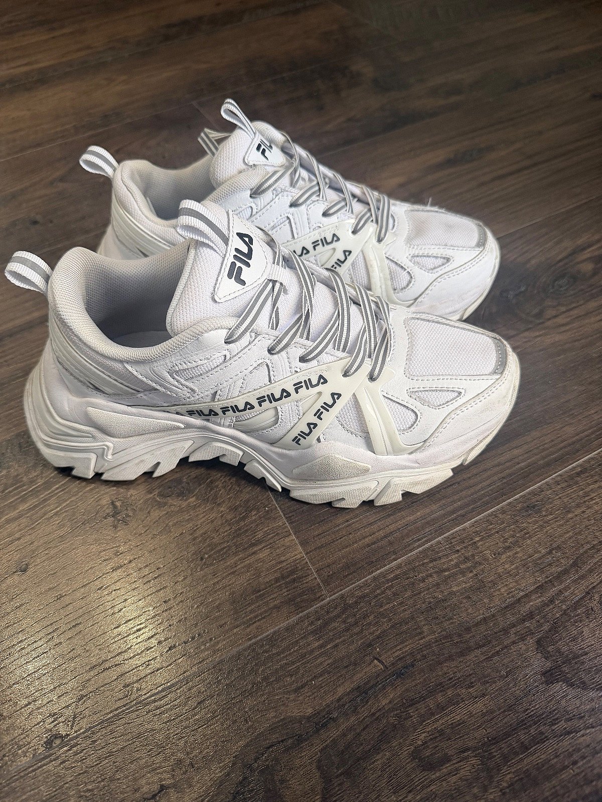 Ciao! Vendo sneakers Fila bianche in buonissimo stato numero 37,5 eu - photo 2