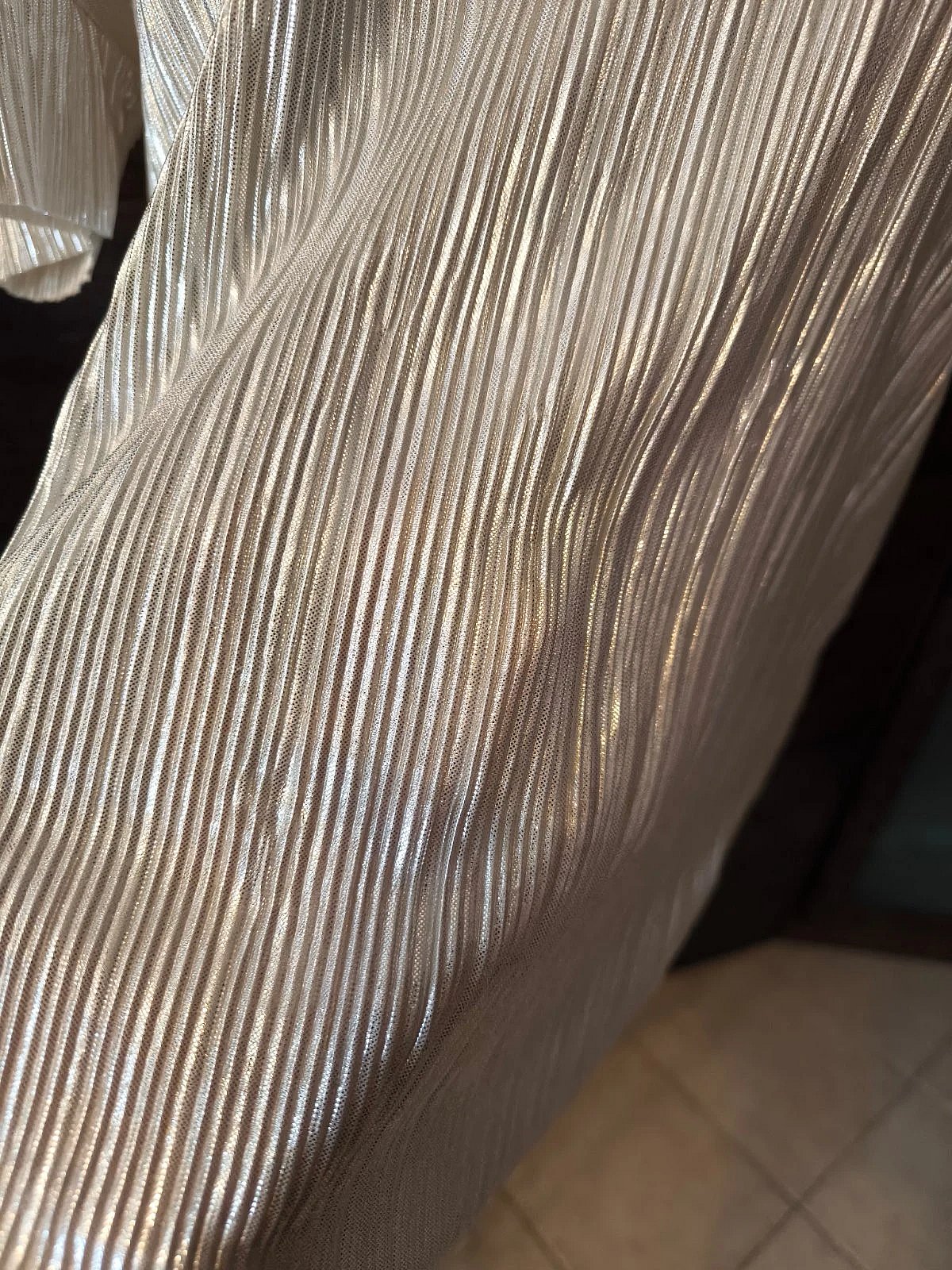 Top argentato con pieghe metalliche, foto 2