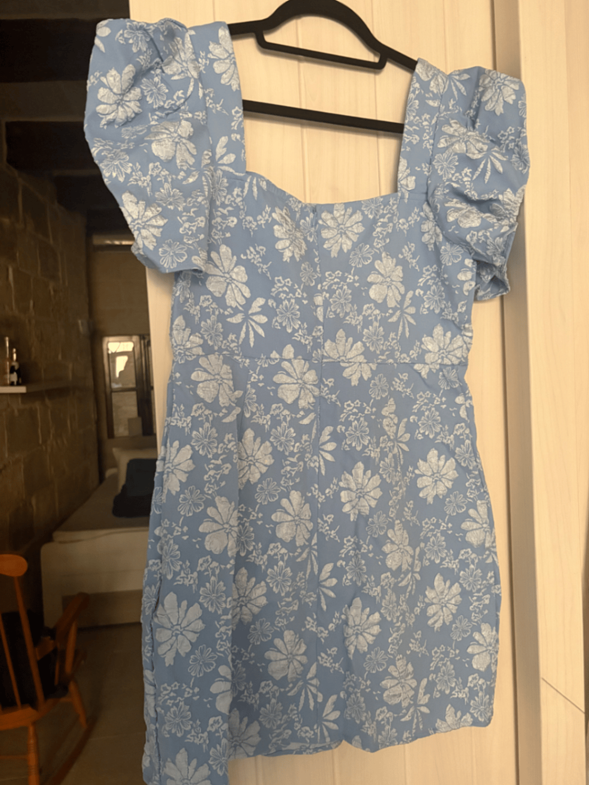 Vestido azul con estampado floral y mangas abullonadas, foto 2