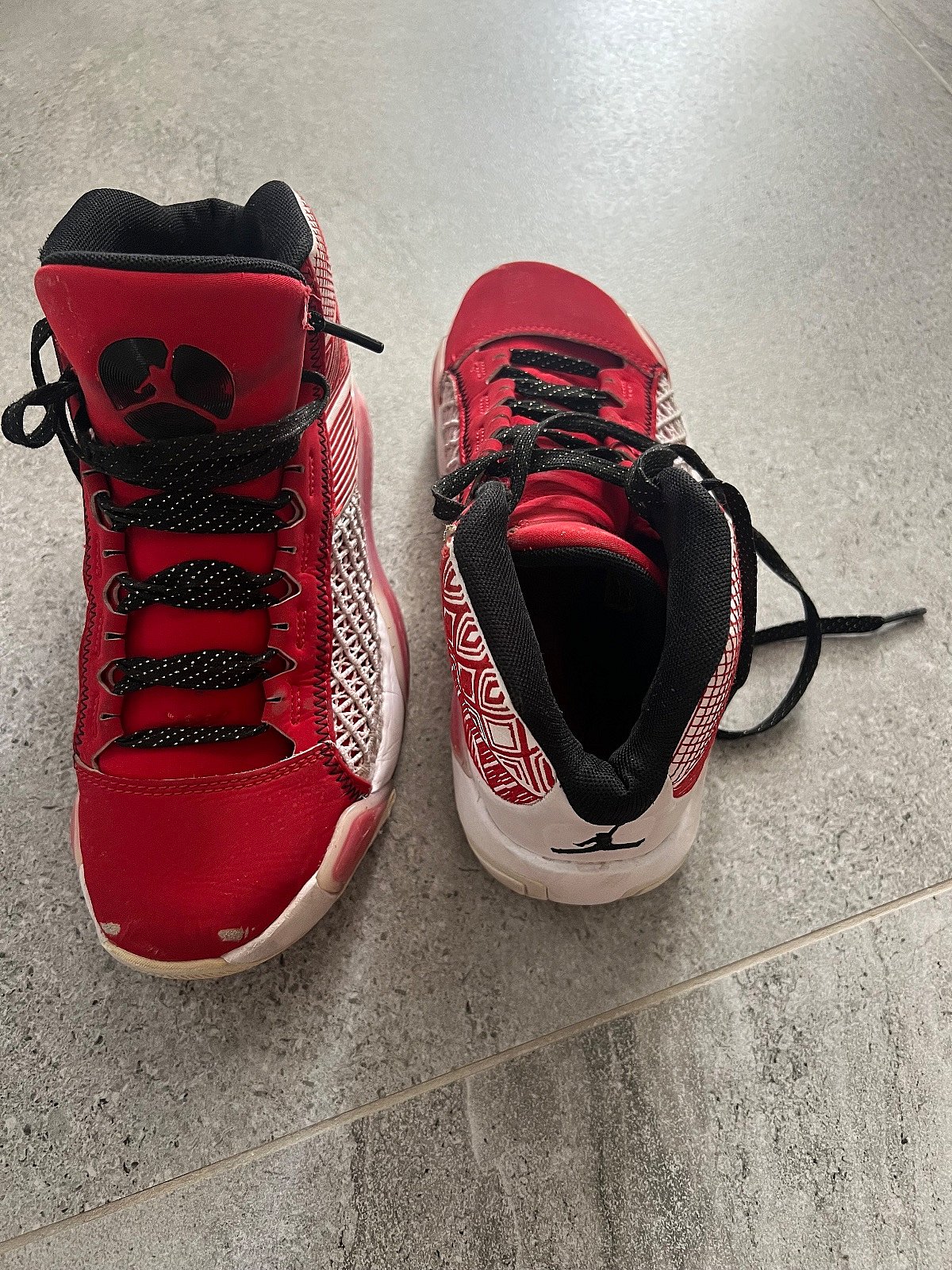 Red and white basketball trainers, photo 2