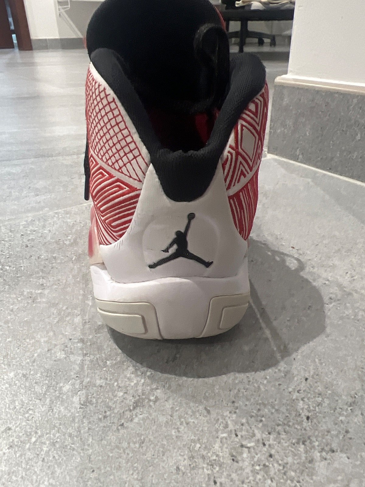 Red and white basketball trainers, photo 3