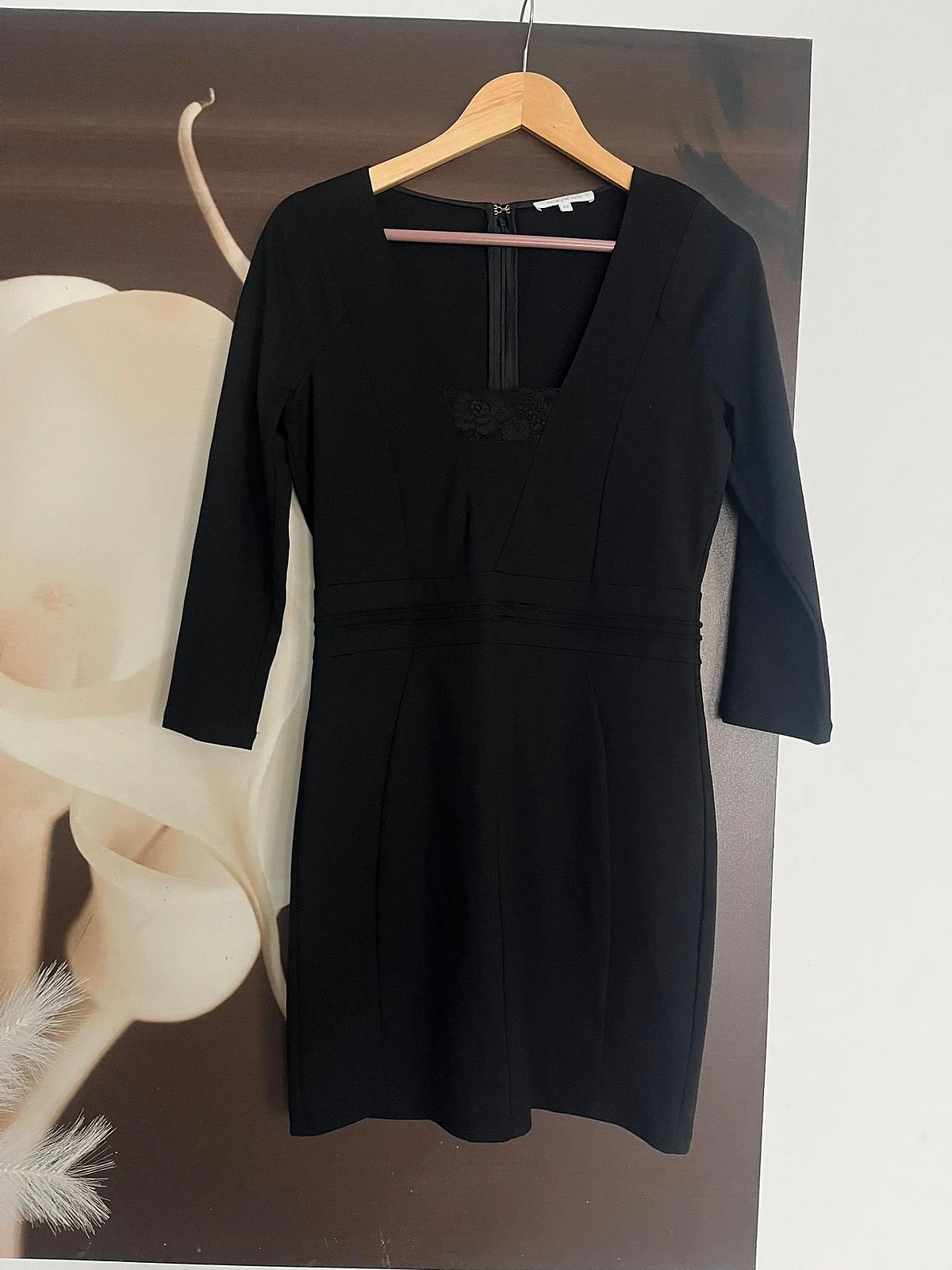 Vestido preto de manga comprida com decote em V, fotografia 6