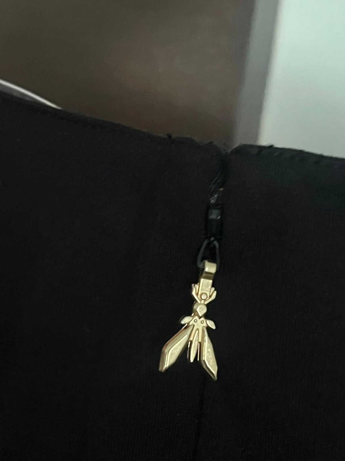 Vestido preto de manga comprida com decote em V, fotografia 3