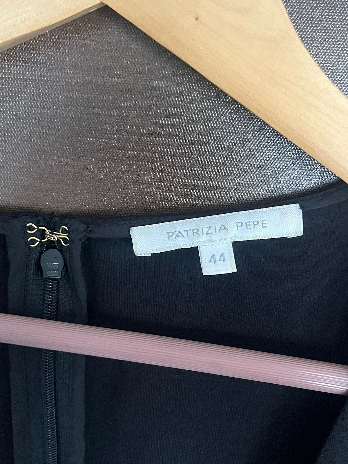 Vestido preto de manga comprida com decote em V, fotografia 4
