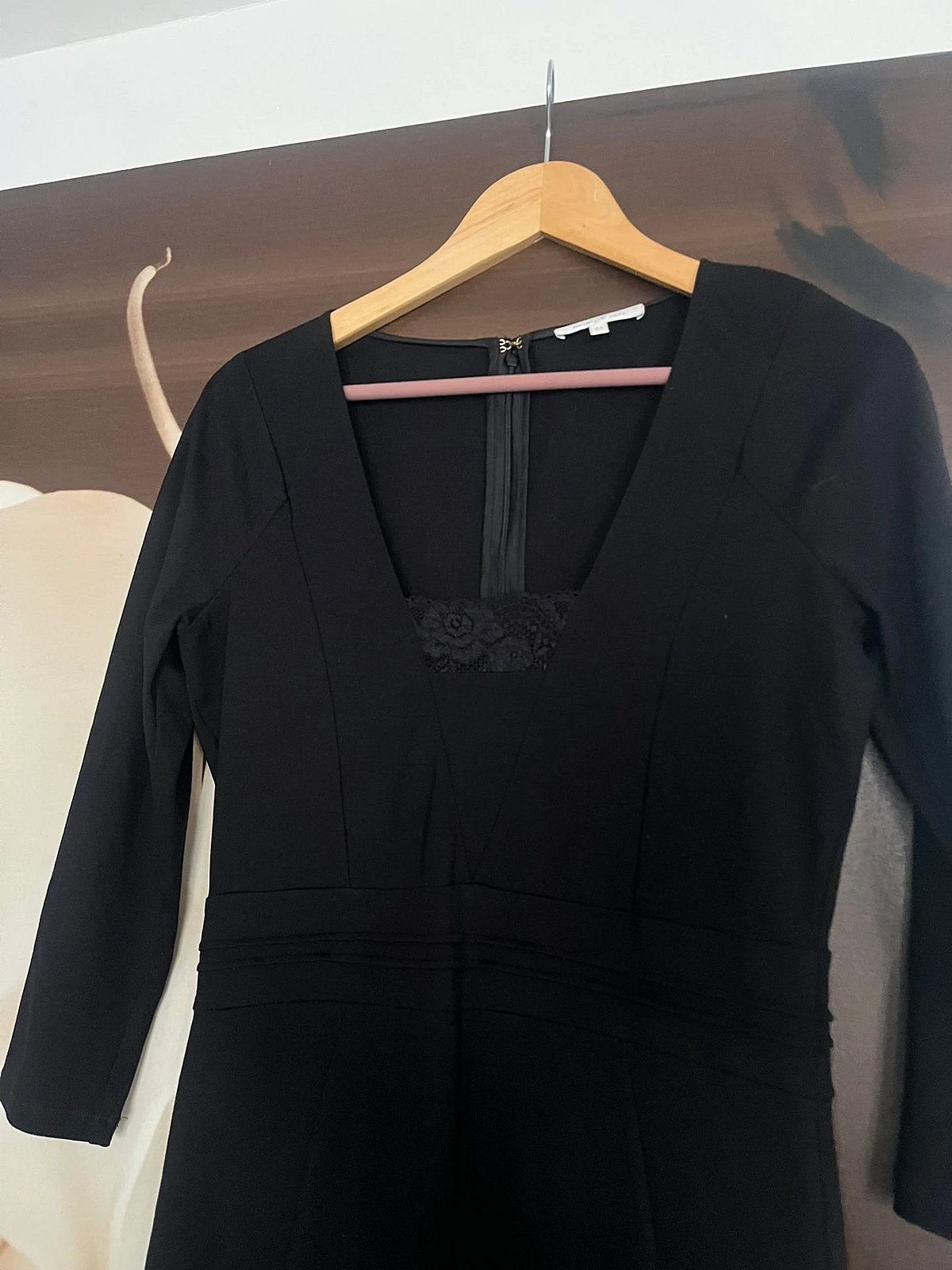 Vestido preto de manga comprida com decote em V, fotografia 5
