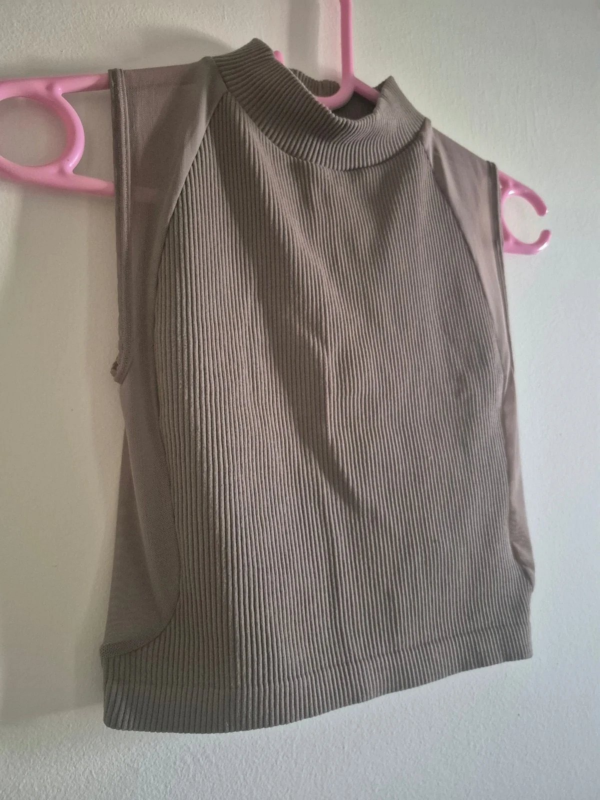 Top sin mangas de cuello alto y canalé de Zara, foto 2