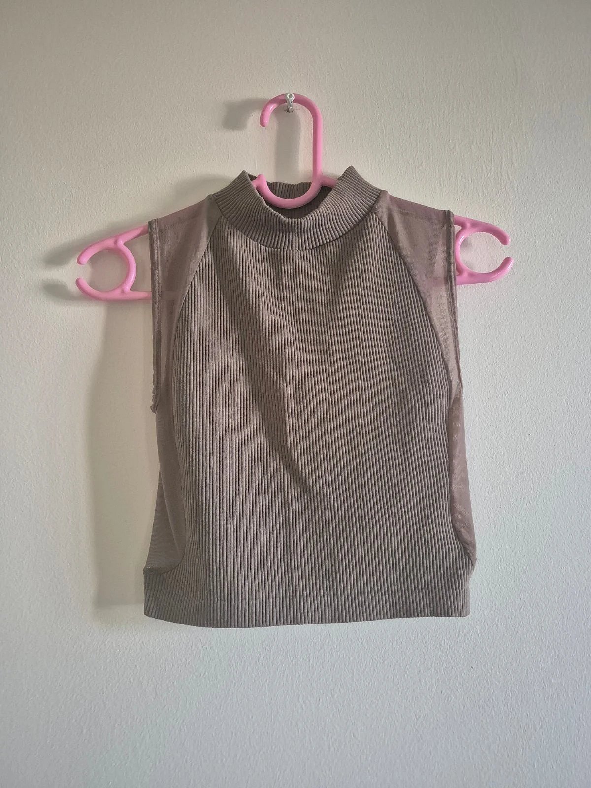 Top sin mangas de cuello alto y canalé de Zara, foto 4