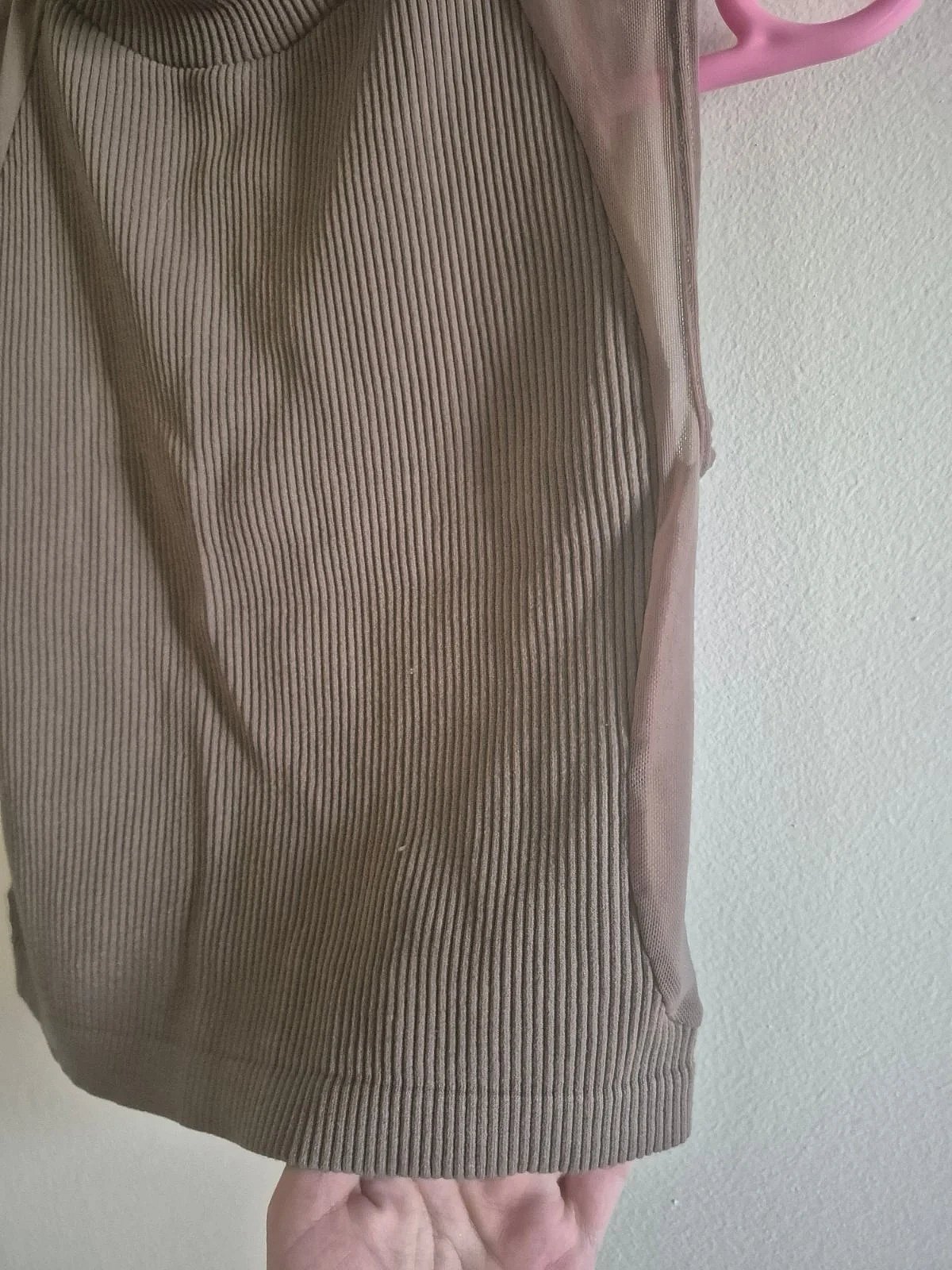 Top sin mangas de cuello alto y canalé de Zara, foto 3