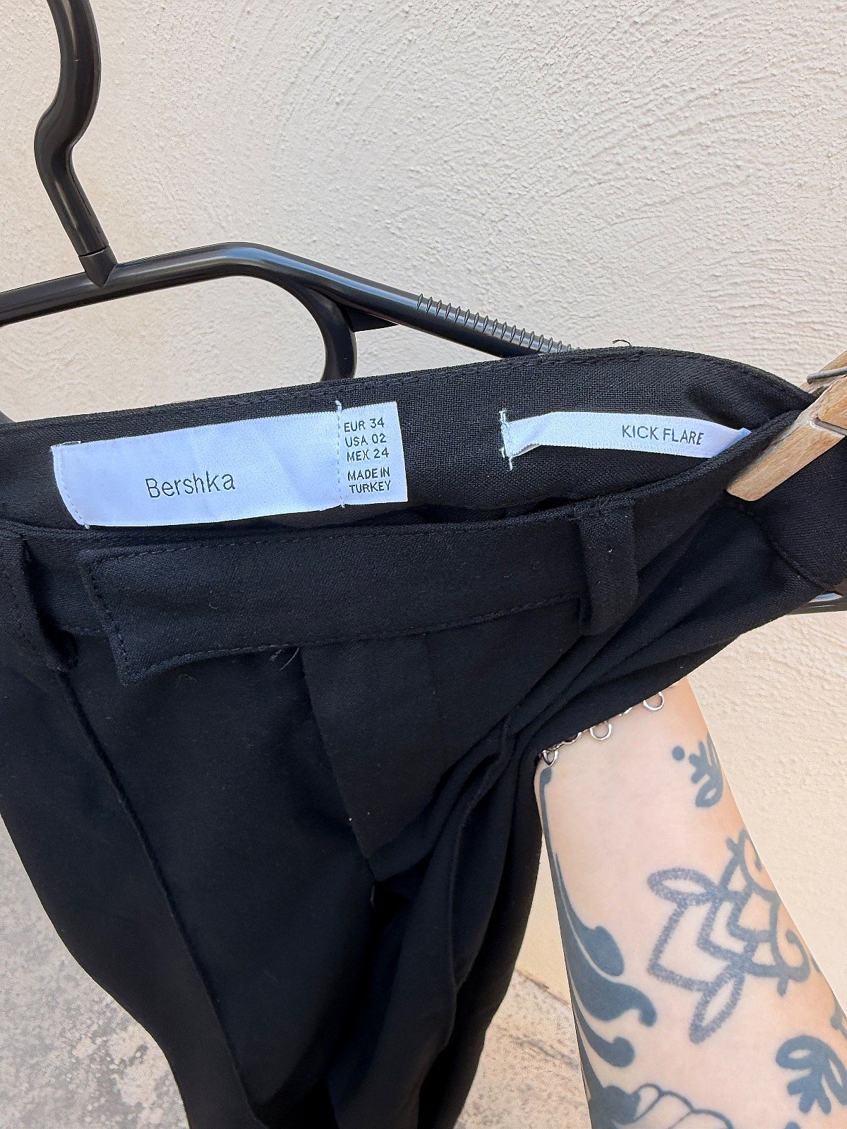 Bershka Petite Kick Flare Trousers in Black, photo 2