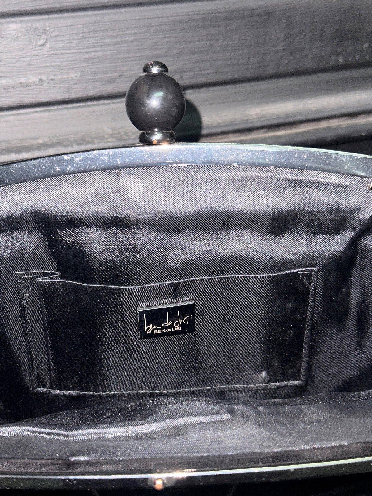 Bolsa de mão preta de cetim franzido, fotografia 2