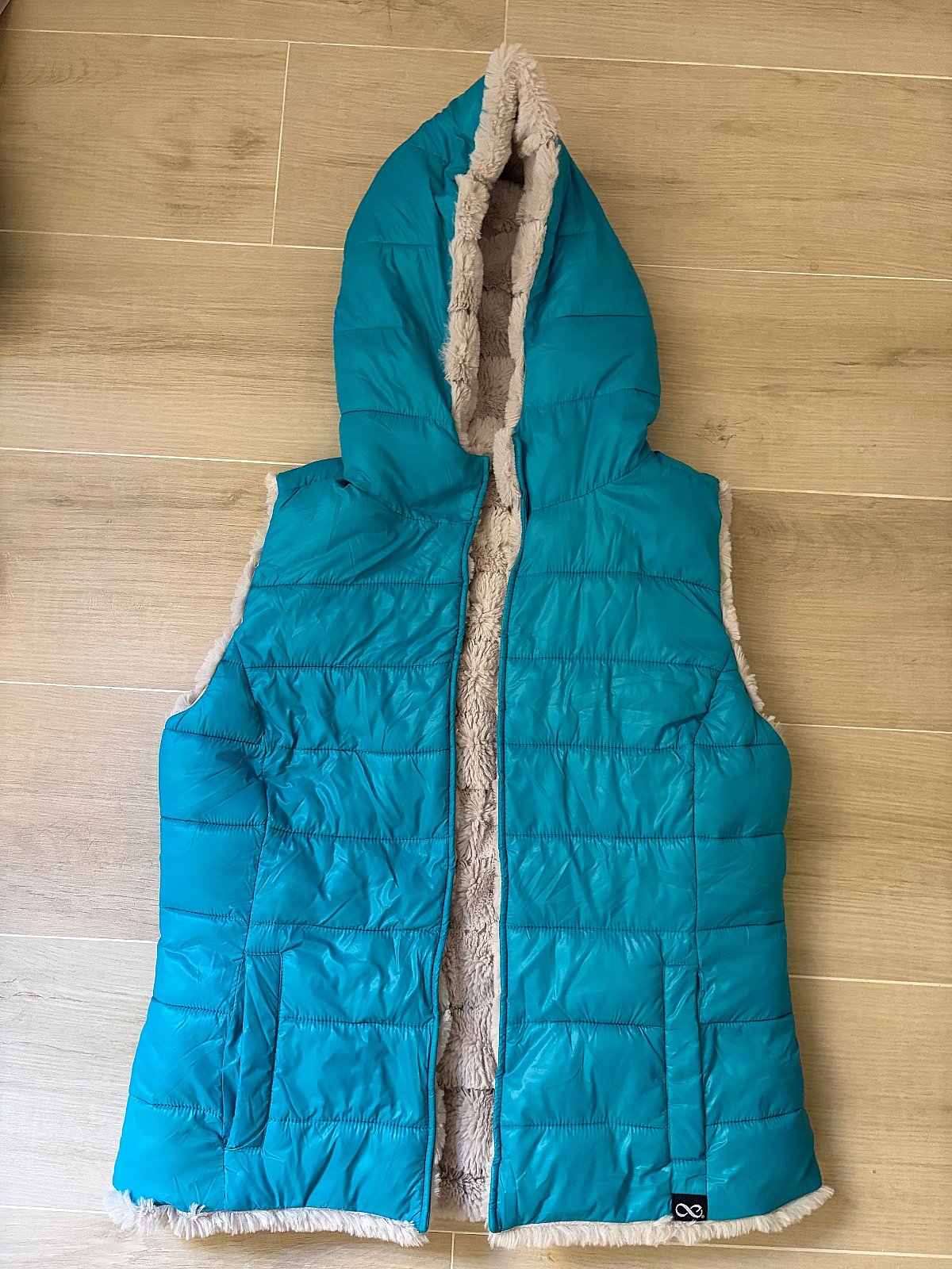 Reversible faux-fur hooded gilet, photo 2