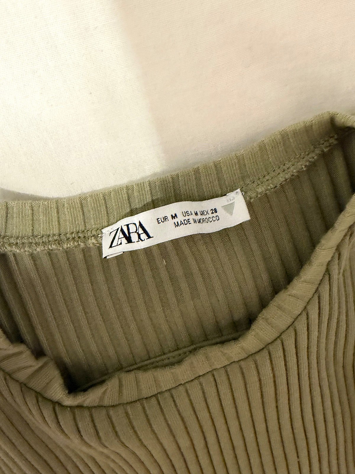 Top Zara a coste color oliva con laccio sul retro, foto 3