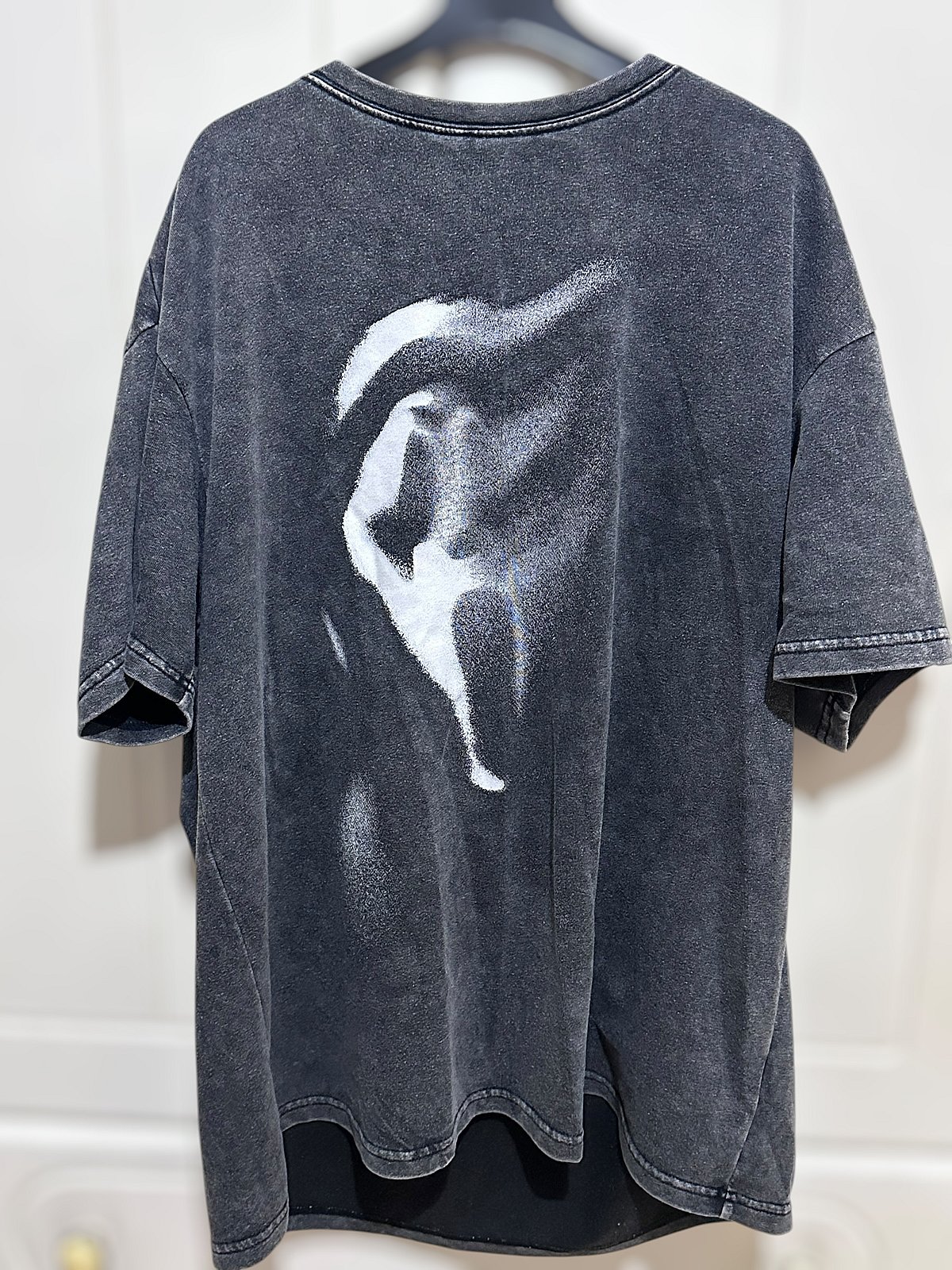Lote de camisetas unisex con estampados gráficos en negro de diferentes marcas , foto 5