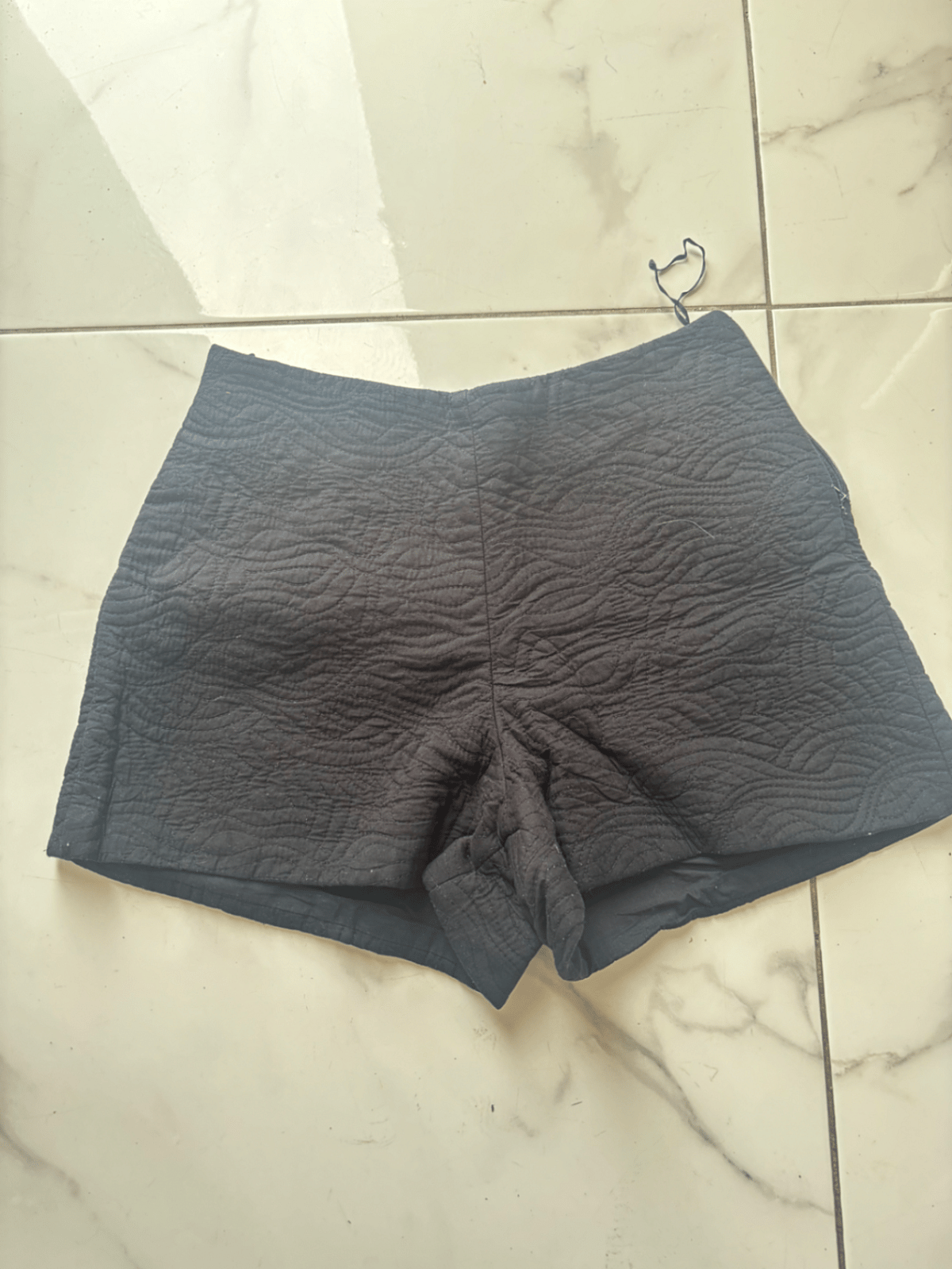 Pantalones cortos negros texturizados de talle alto, foto 2