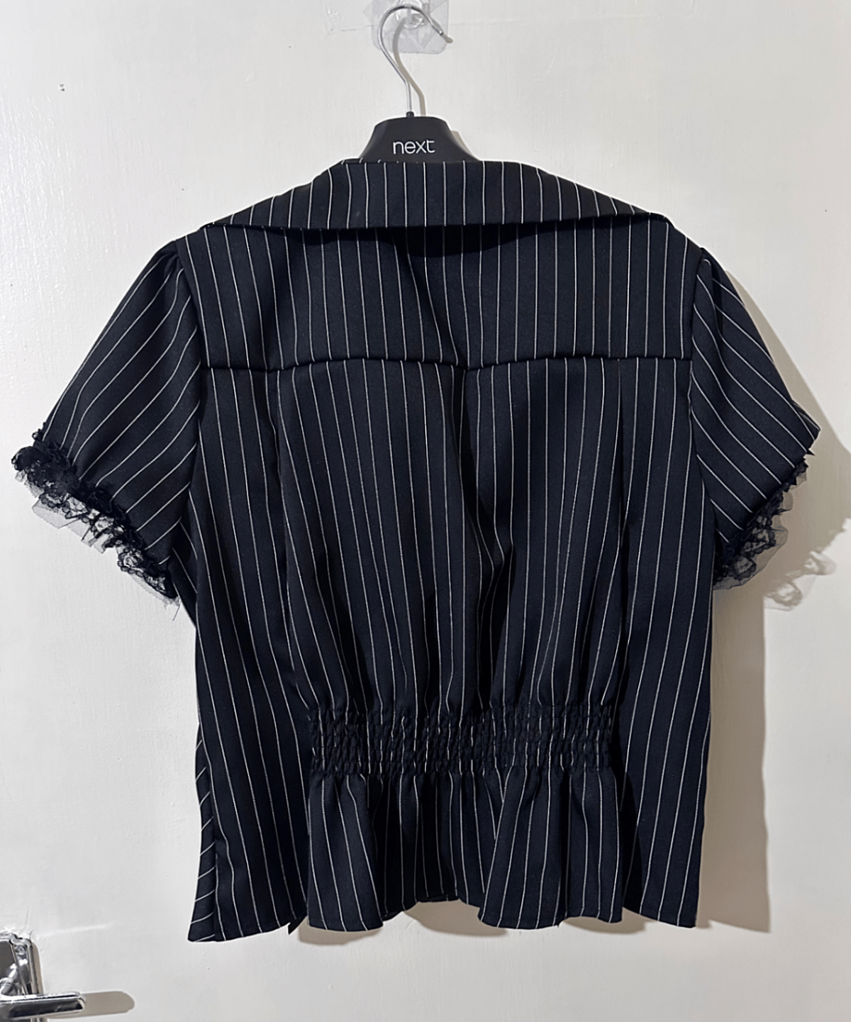 Blusa Shein Romwe com risca de giz e detalhes em renda, fotografia 2