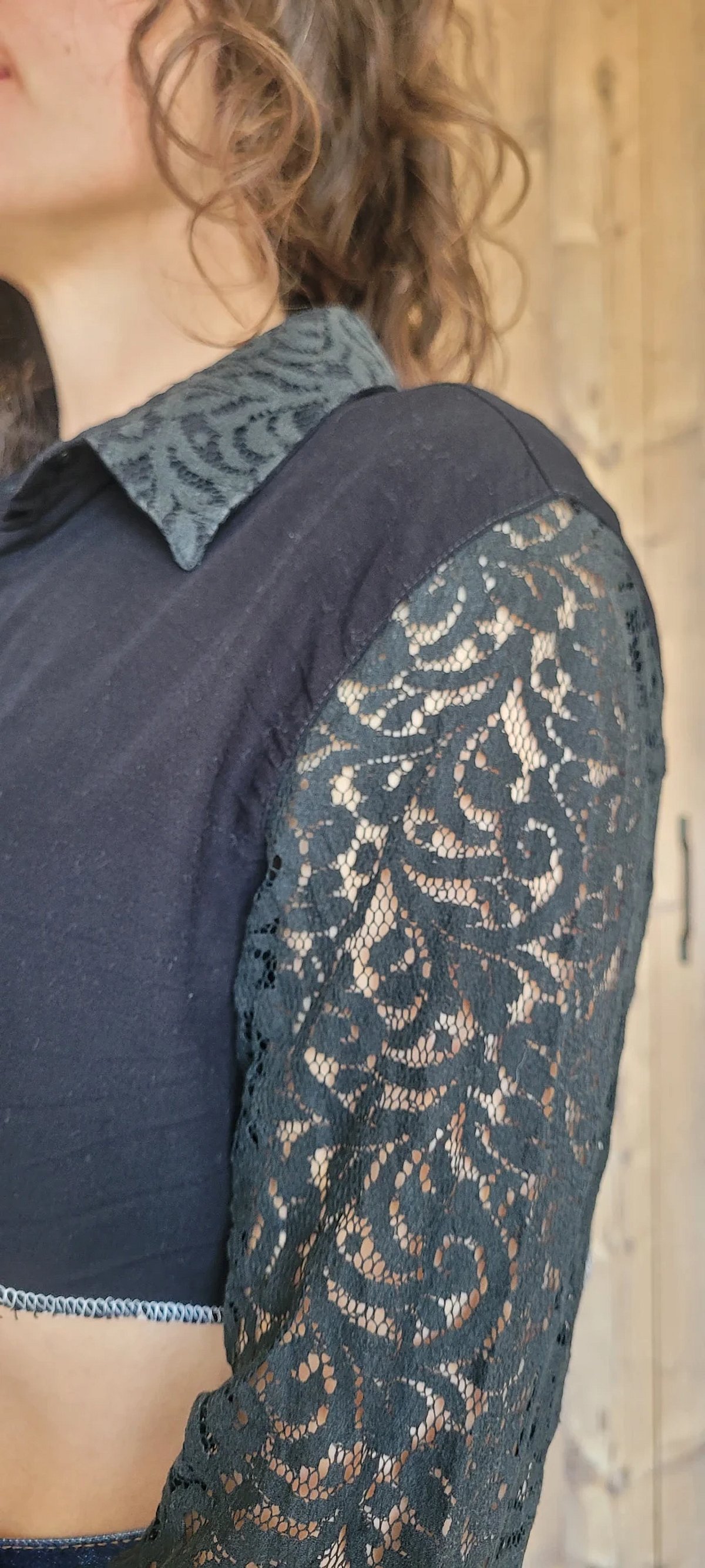 Camisa corta de Sisley de los años 90 con mangas de encaje negro, foto 3
