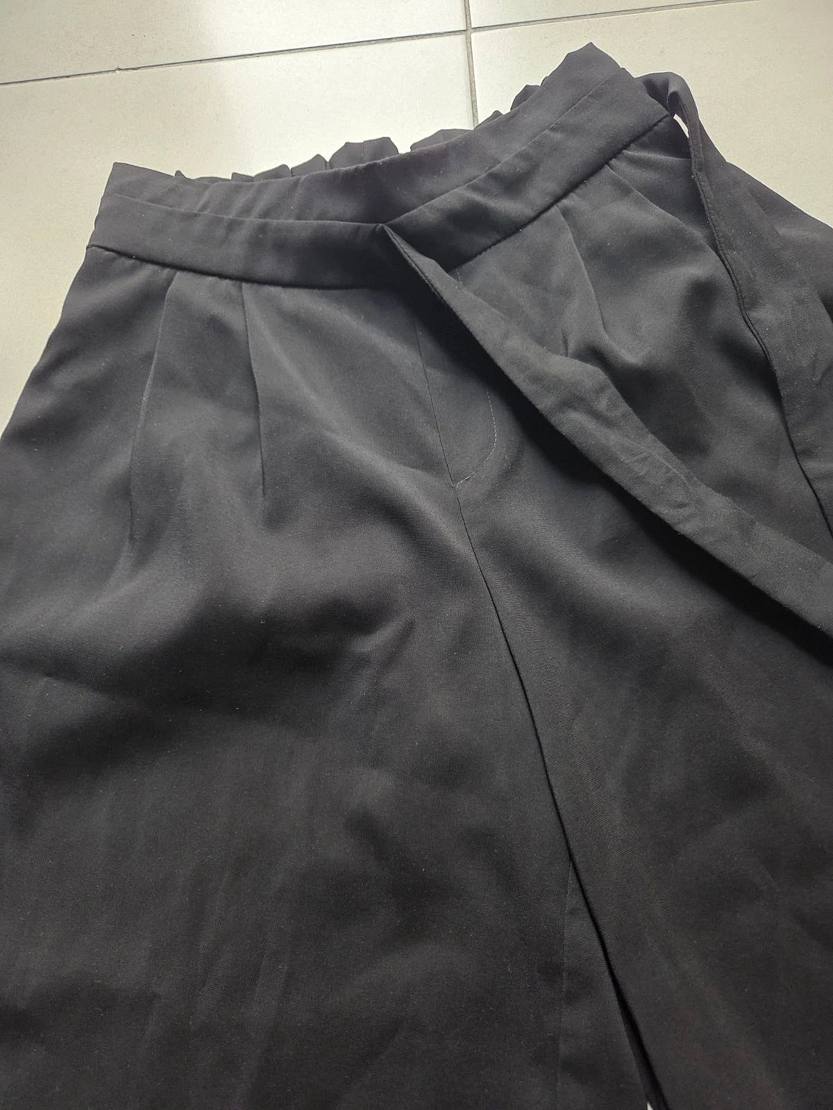 Black high-waisted paperbag trousers, photo 2