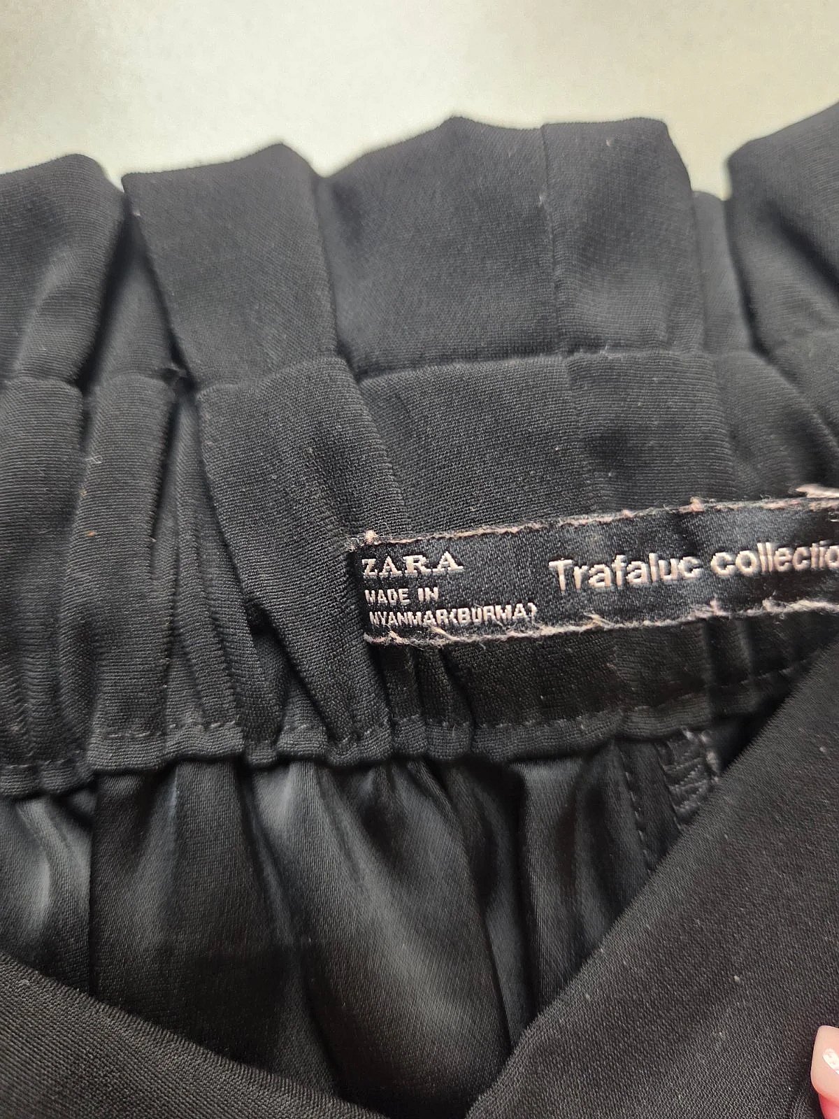 Black high-waisted paperbag trousers, photo 4