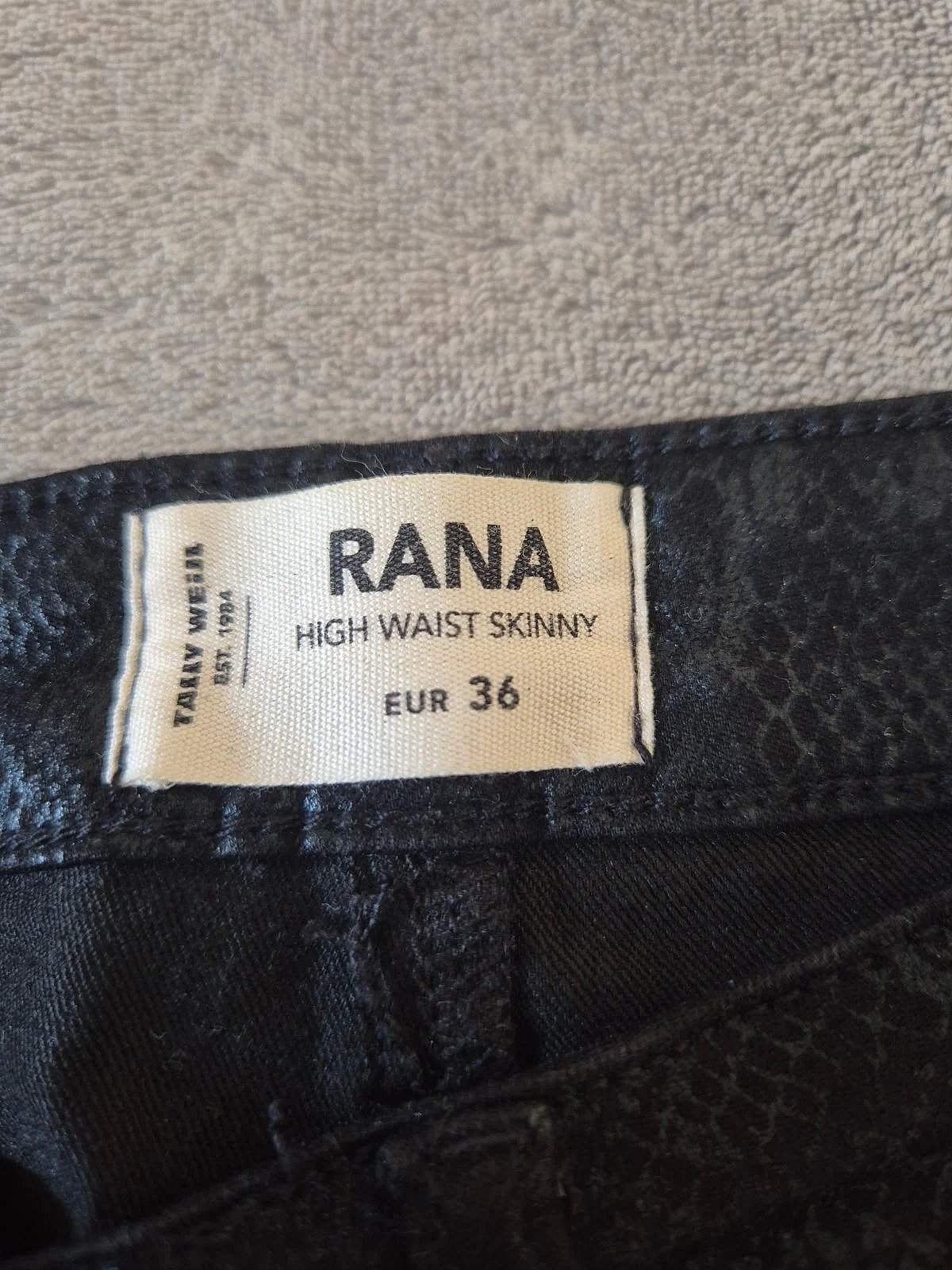 Pantalones pitillo de cintura alta con estampado de serpiente negra, foto 4