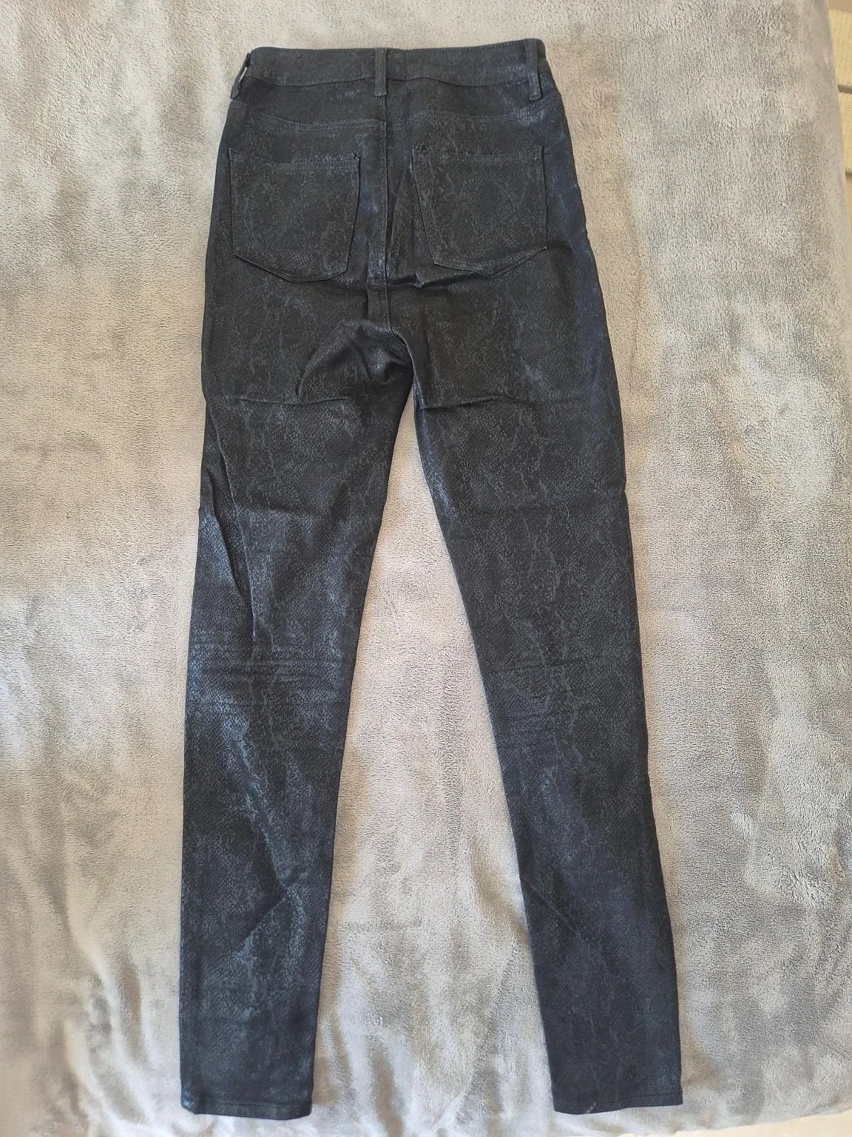 Pantalones pitillo de cintura alta con estampado de serpiente negra, foto 2