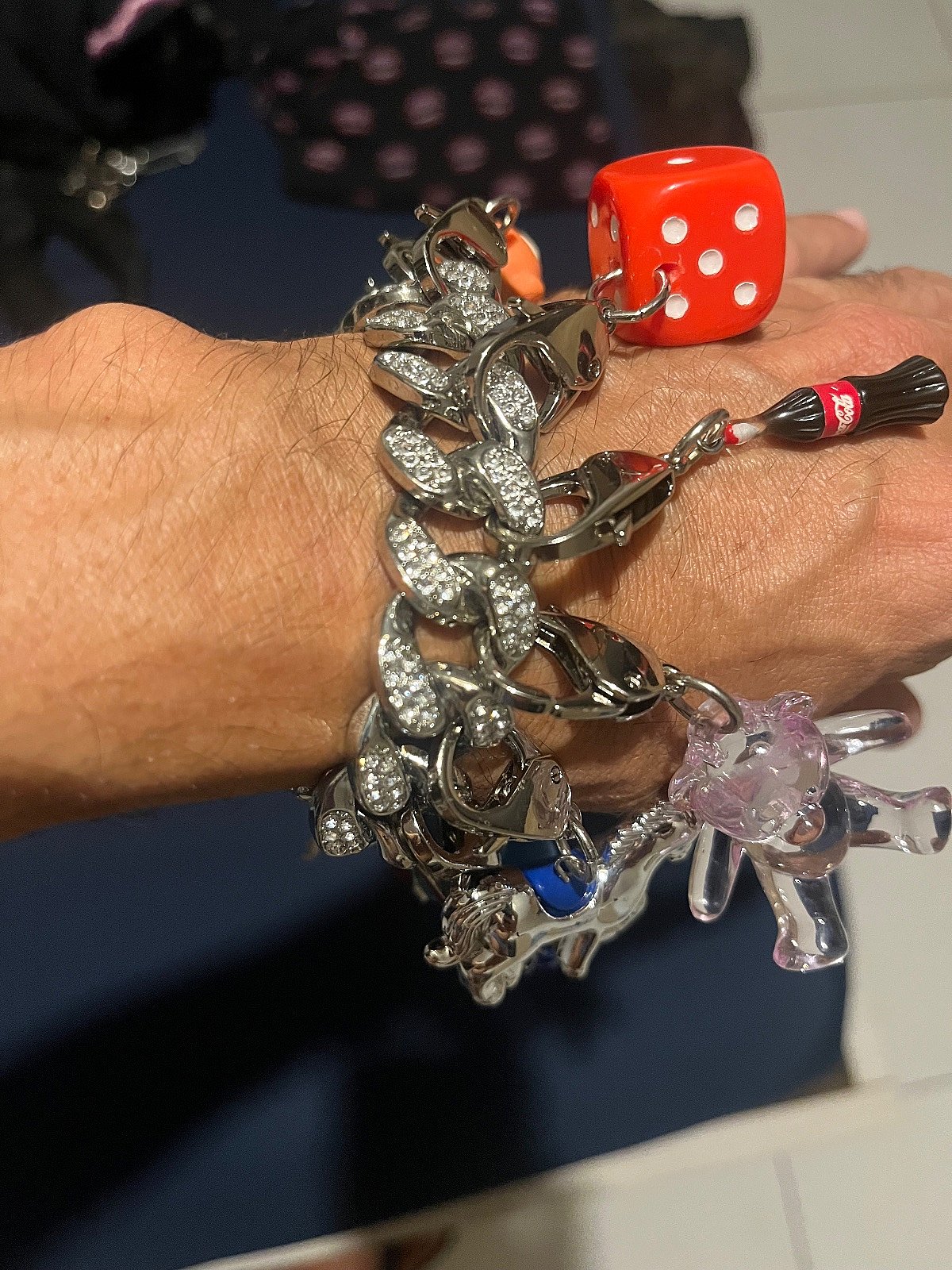 Pulsera Cubalink con múltiples dijes de estilo funky, foto 5