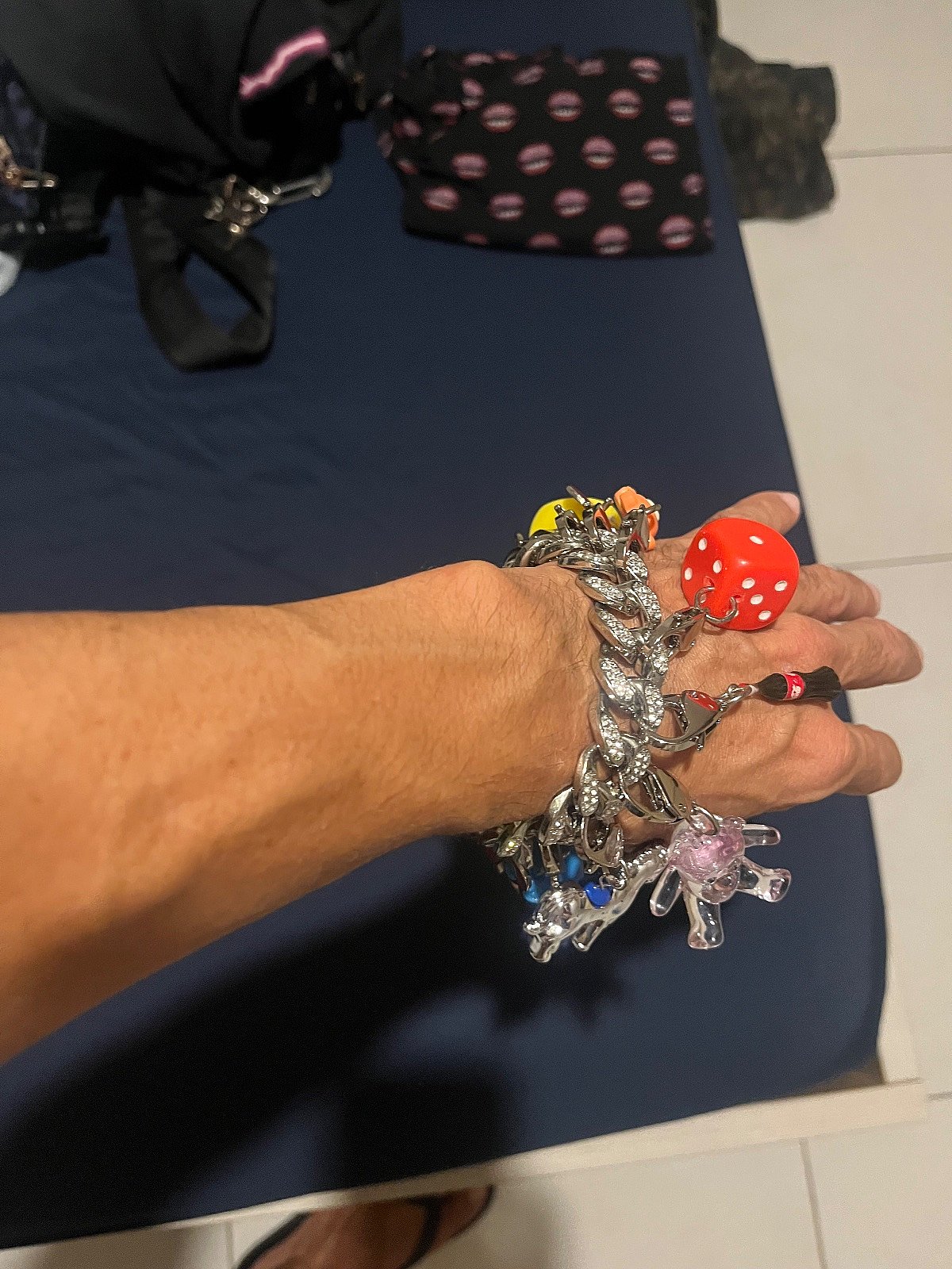 Pulsera Cubalink con múltiples dijes de estilo funky, foto 4