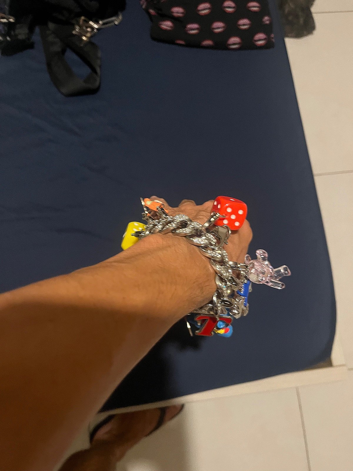 Pulsera Cubalink con múltiples dijes de estilo funky, foto 3