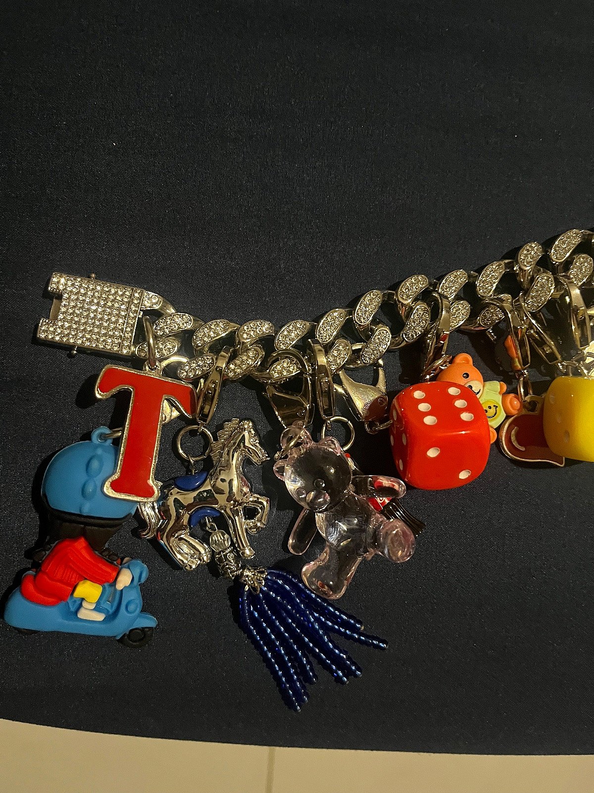 Pulsera Cubalink con múltiples dijes de estilo funky, foto 2