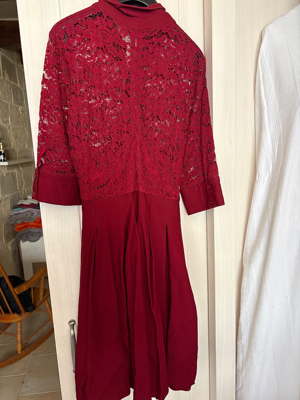 Vestido camisero con detalles de encaje rojo, foto 2