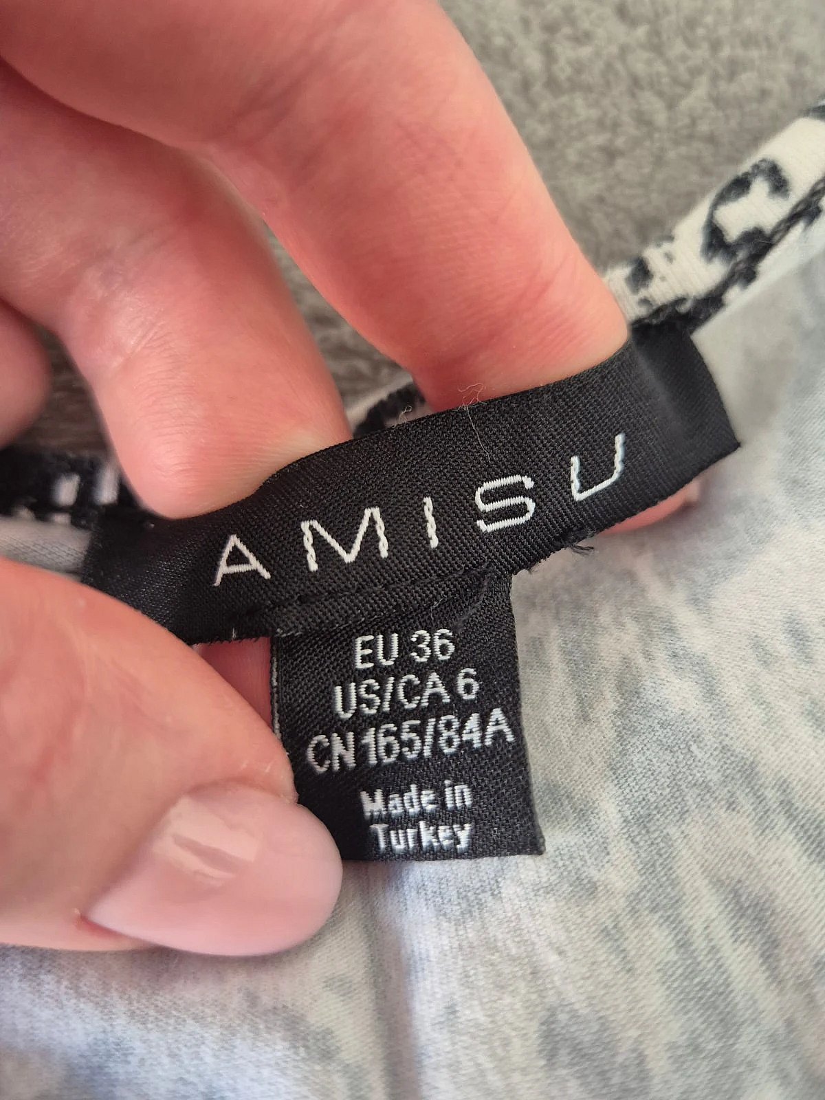 Mini-vestido justo com estampado a preto e branco, fotografia 2