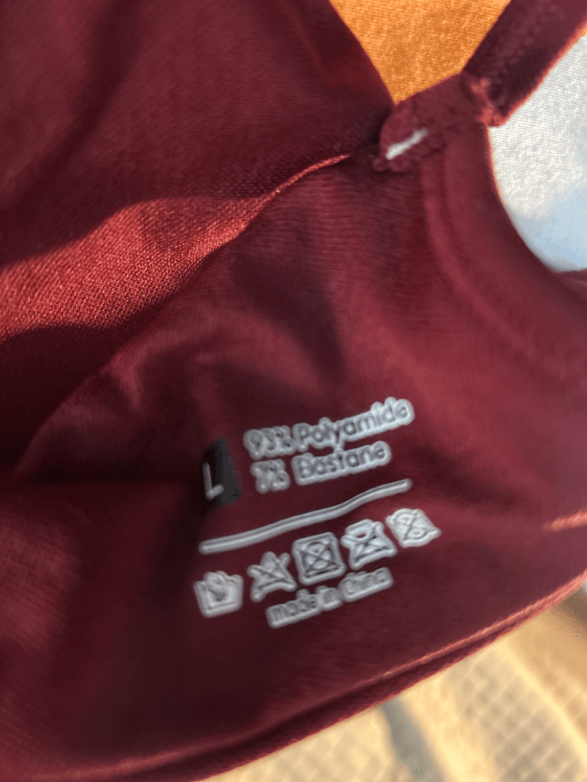 Red sports bra, photo 2