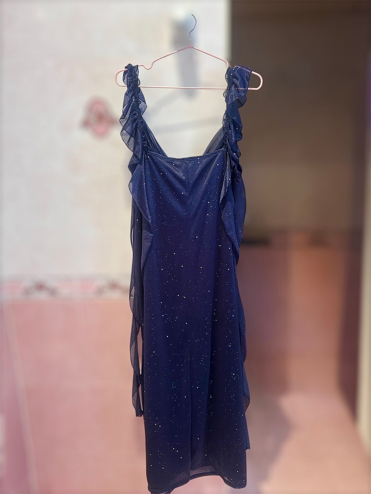Abito lungo con collo a cappuccio, in tessuto a rete, a tinta unita, con paillettes e orlo arricciato – taglie curvy e taglie forti, foto 2