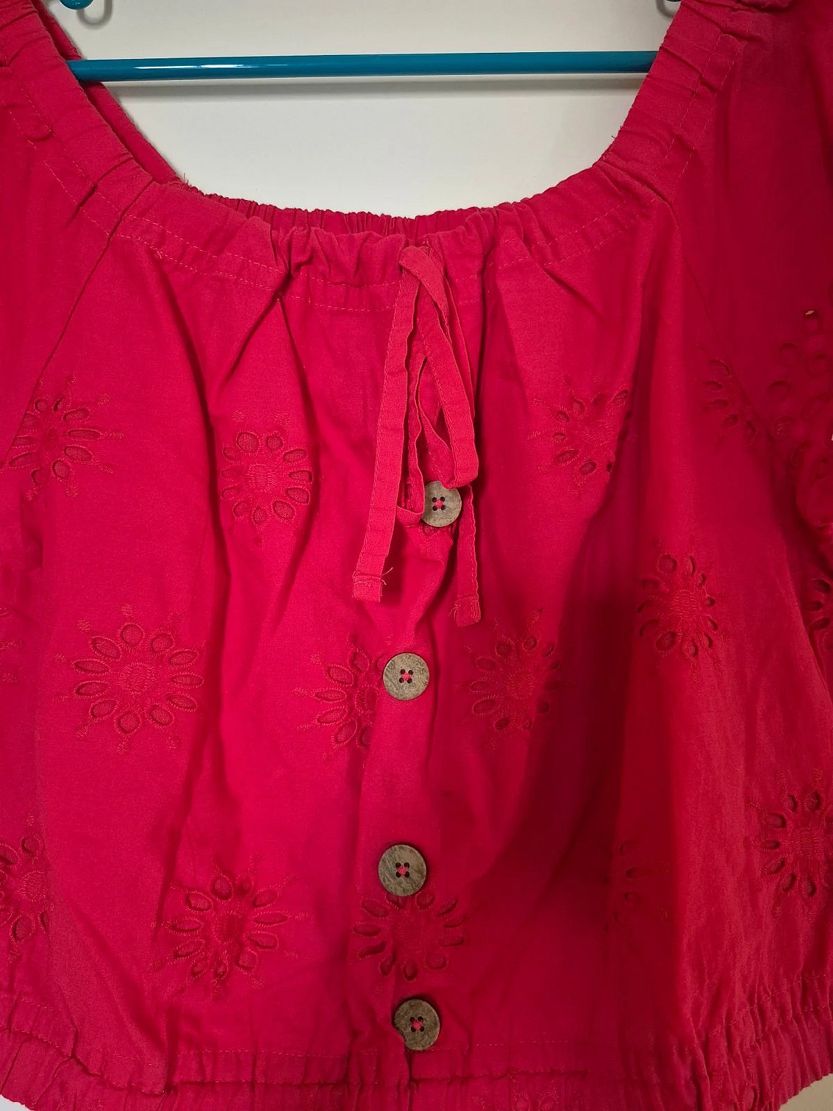 Top corto rojo con bordado inglés, foto 3